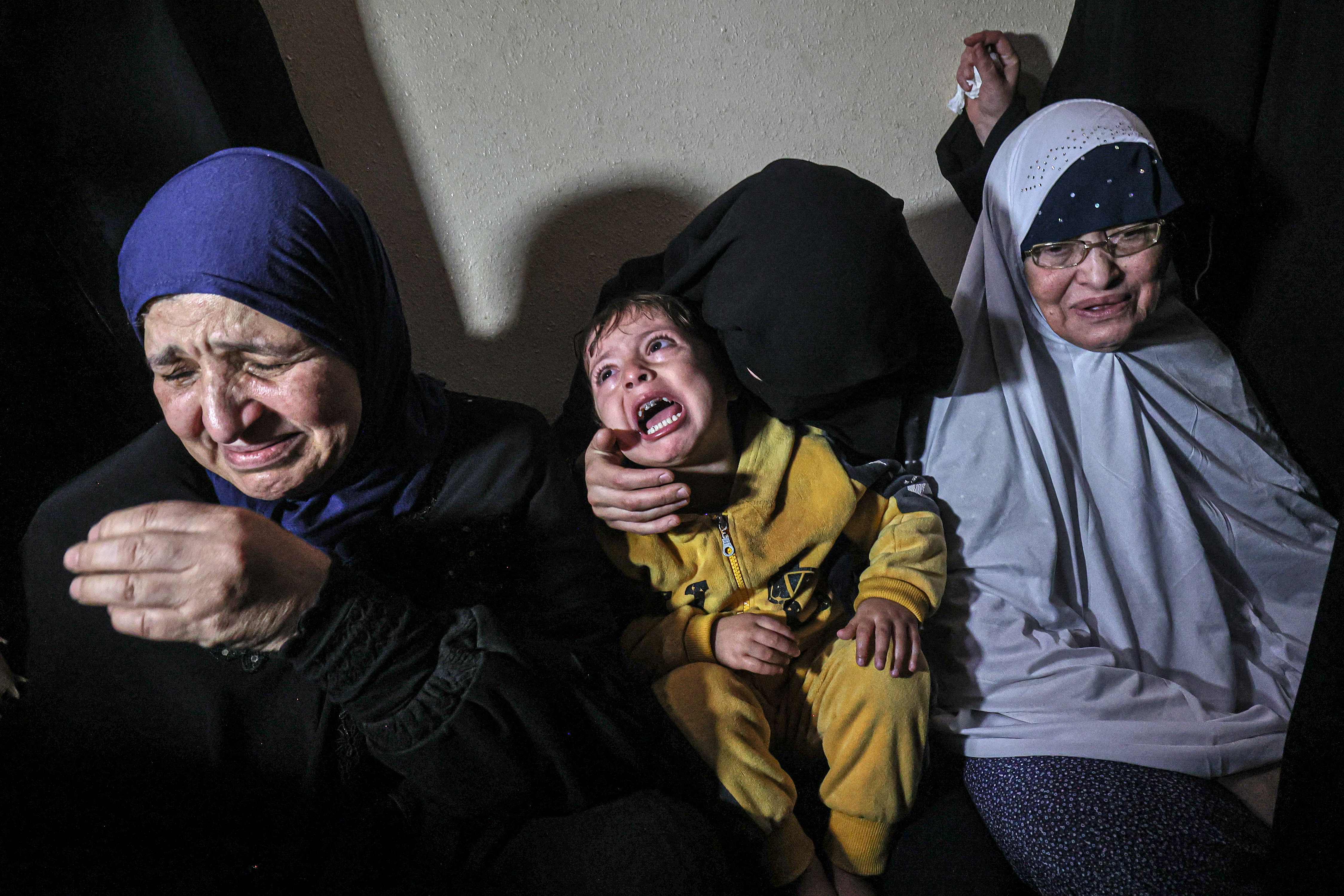 حزن يخيم على الفلسطينيين بغزة.. من تشييع شهداء خانيونس الذين تم اغتيالهم فجرًا .. تصوير: "الفرنسية"