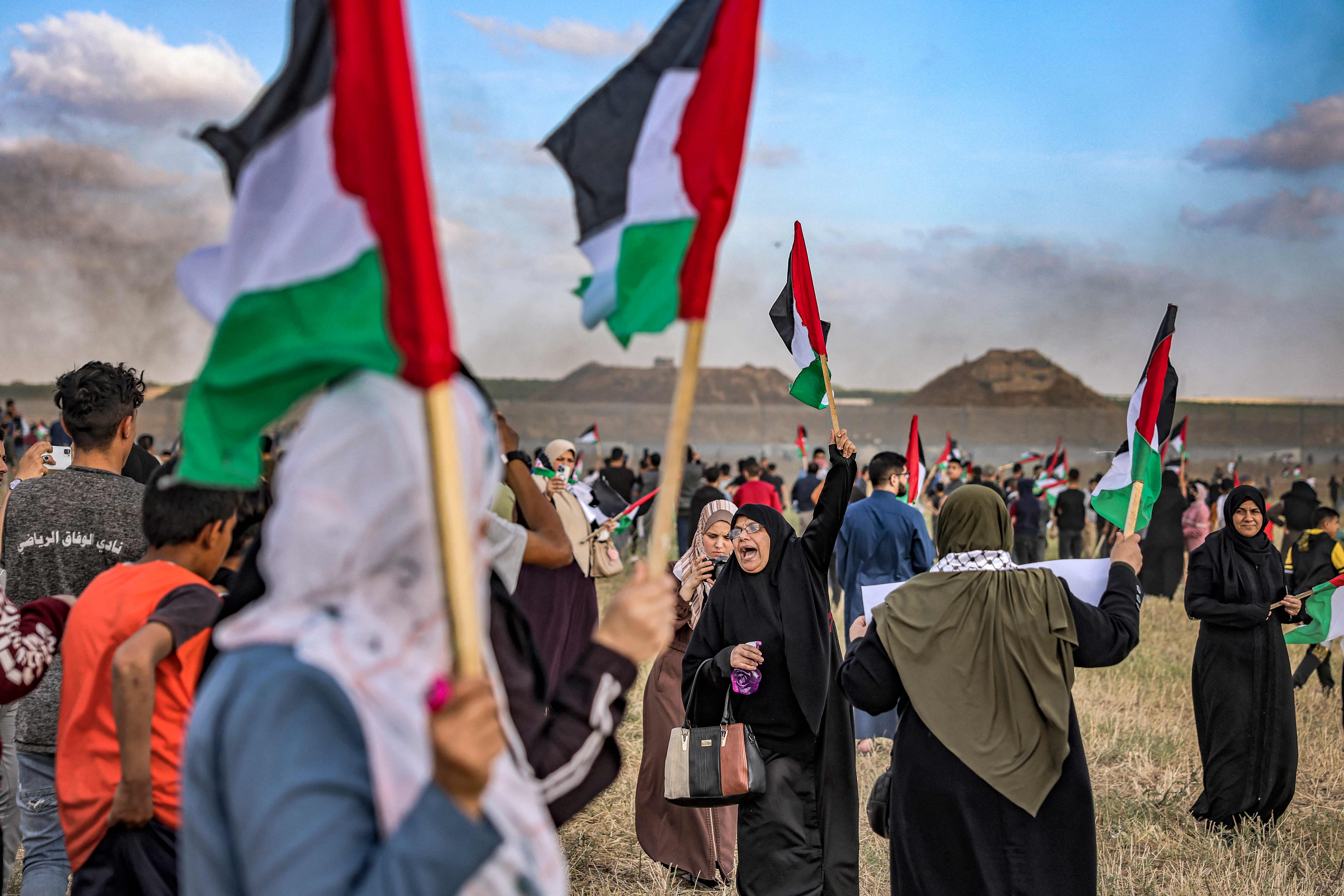 الاحتلال يقمع مسيرة رفع العلم الفلسطيني شرق غزة .. تصوير: "الفرنسية"