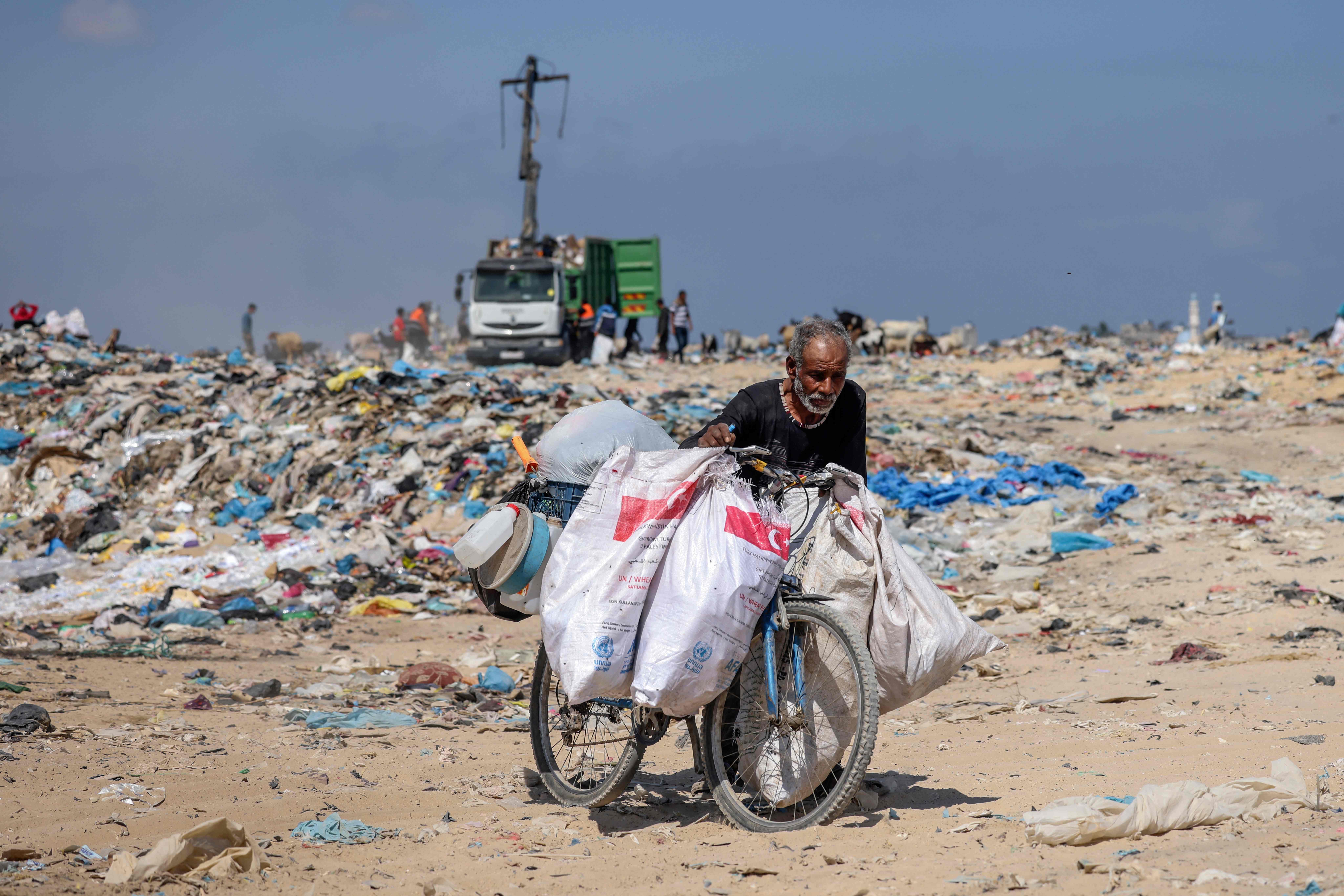 جمع مواد بلاستيكية من مناطق مختلفة بغزة لإعادة تدويرها .. تصوير: "الفرنسية"