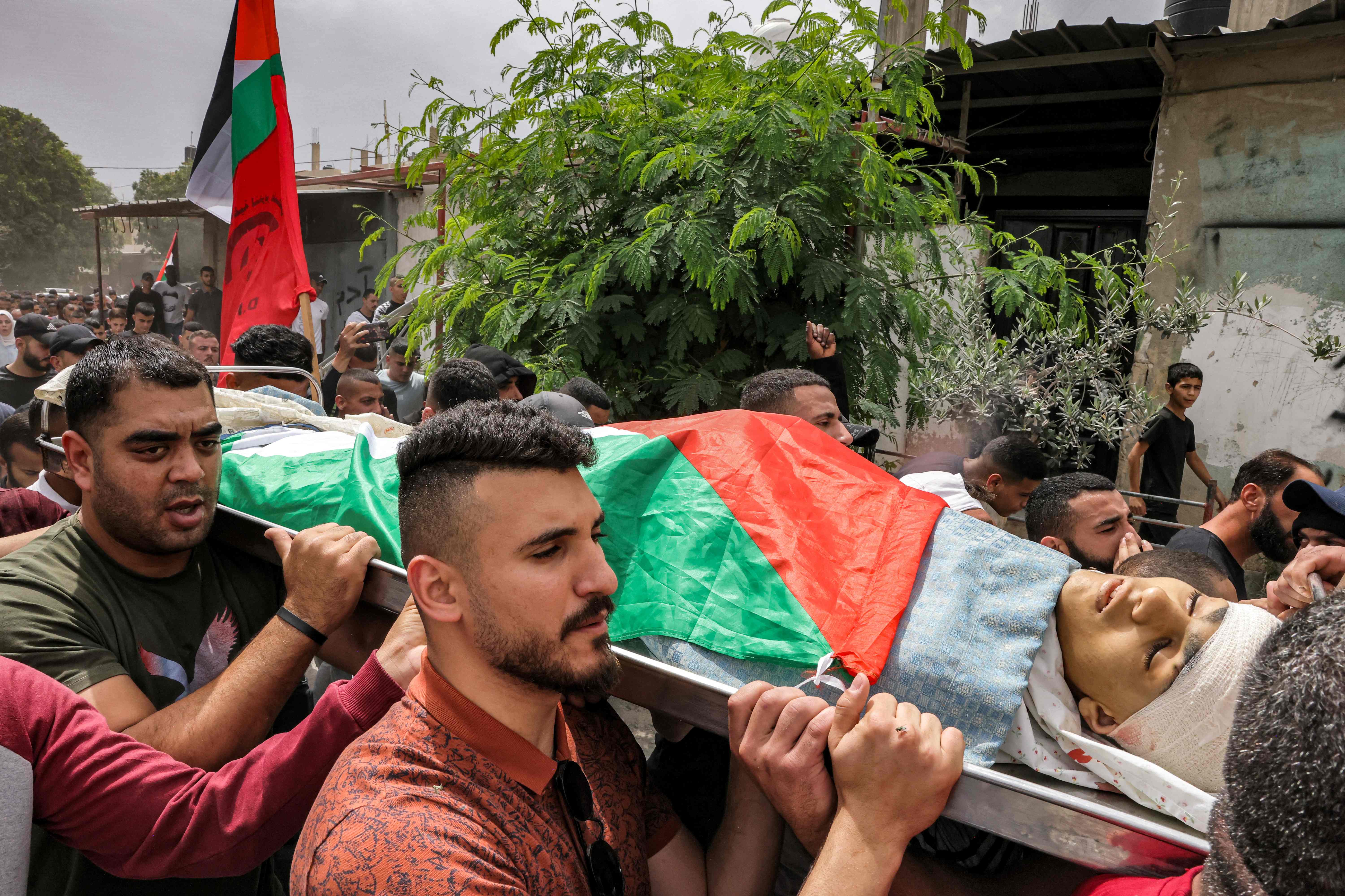 لحظات مؤثرة من تشييع الشهيد الطفل محمد بلهان في مخيم عقبة جبر بأريحا .. تصوير: "الفرنسية"
