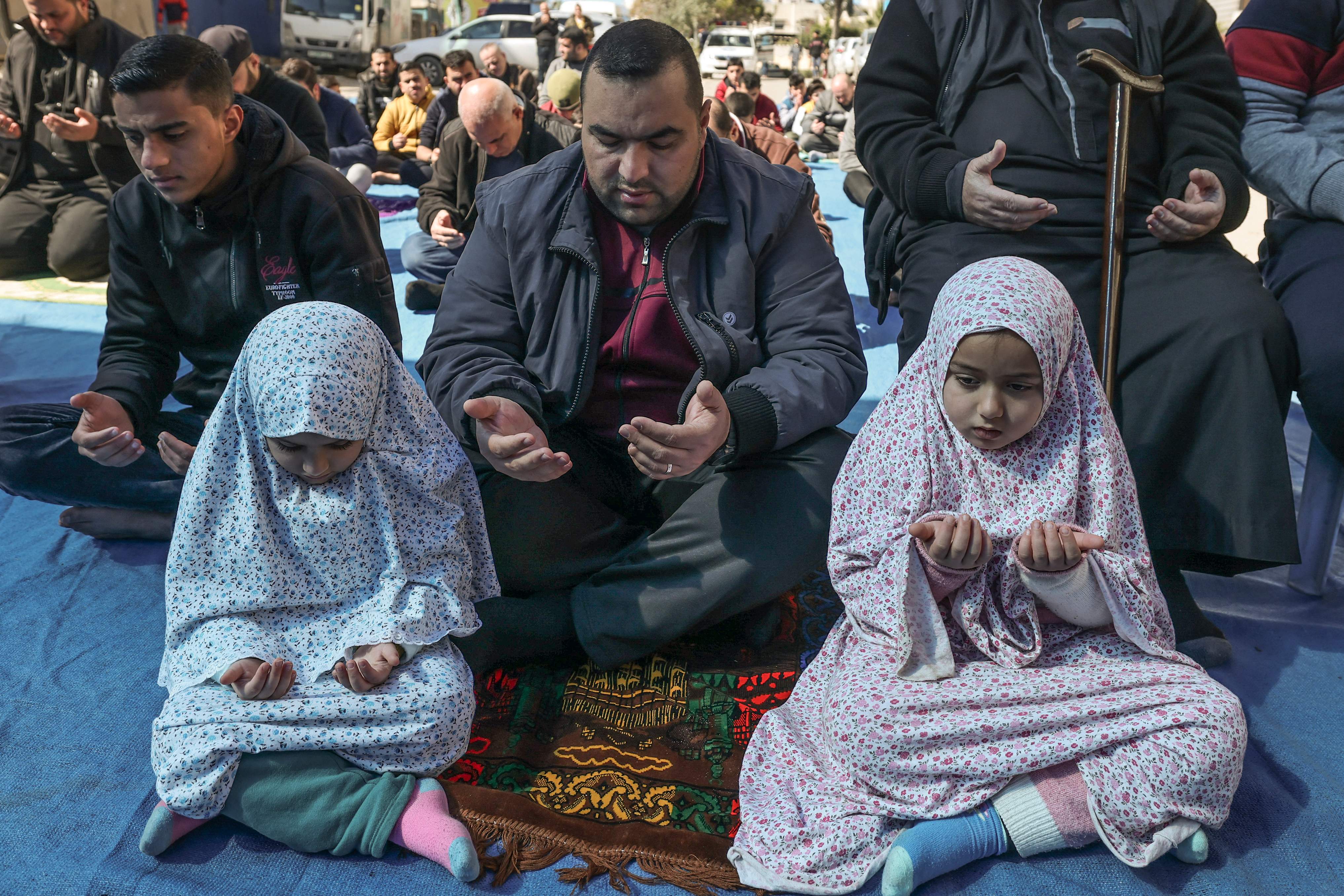 مقدسيون يؤدون صلاة الجمعة أمام بناية مهددة بالهدم في واد قدوم بحي سلوان .. تصوير: "الفرنسية"