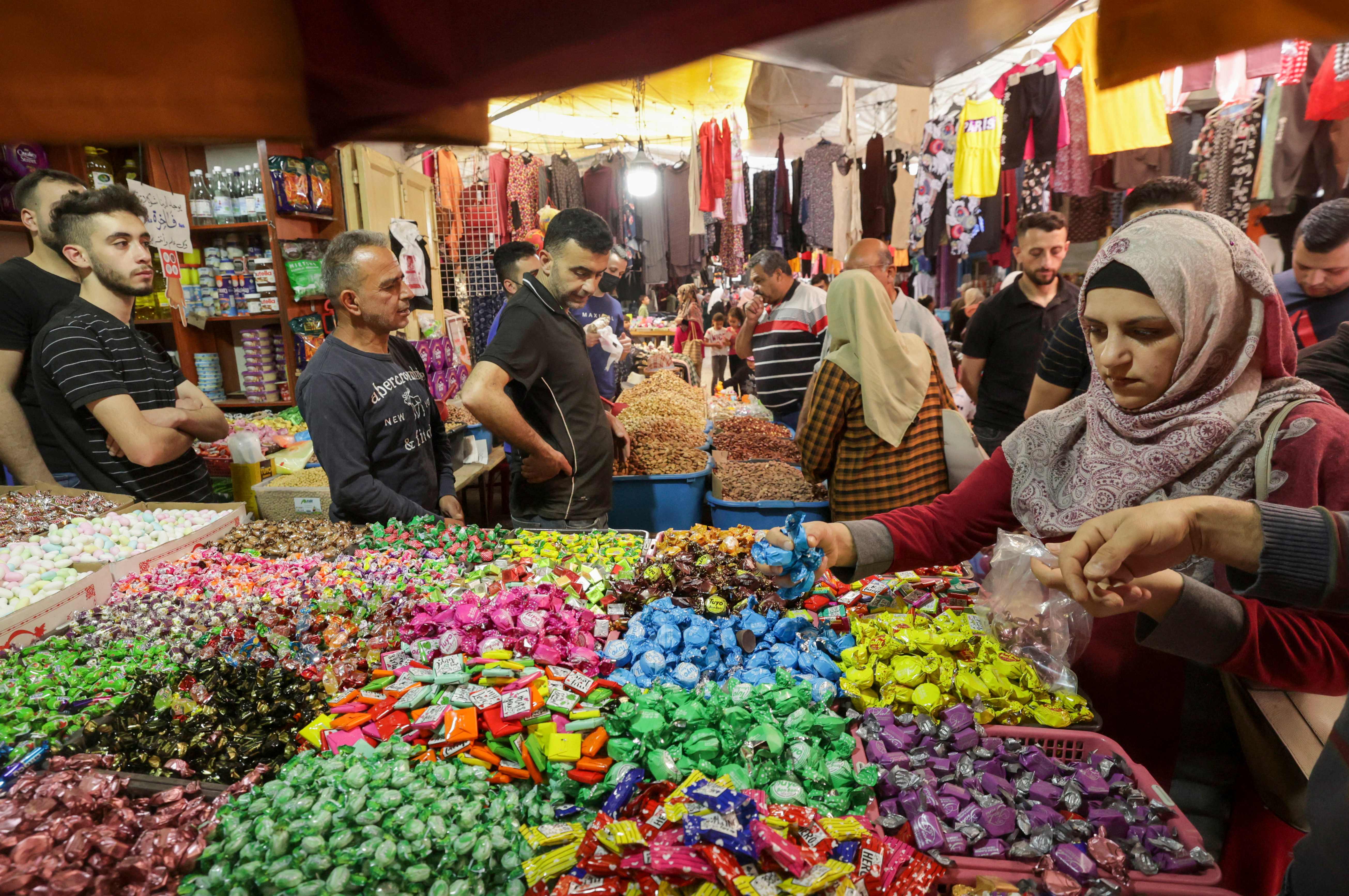 ازدحام في الأسواق الفلسطينية قبل يوم من عيد الفطر السعيد .. تصوير: "الفرنسية"