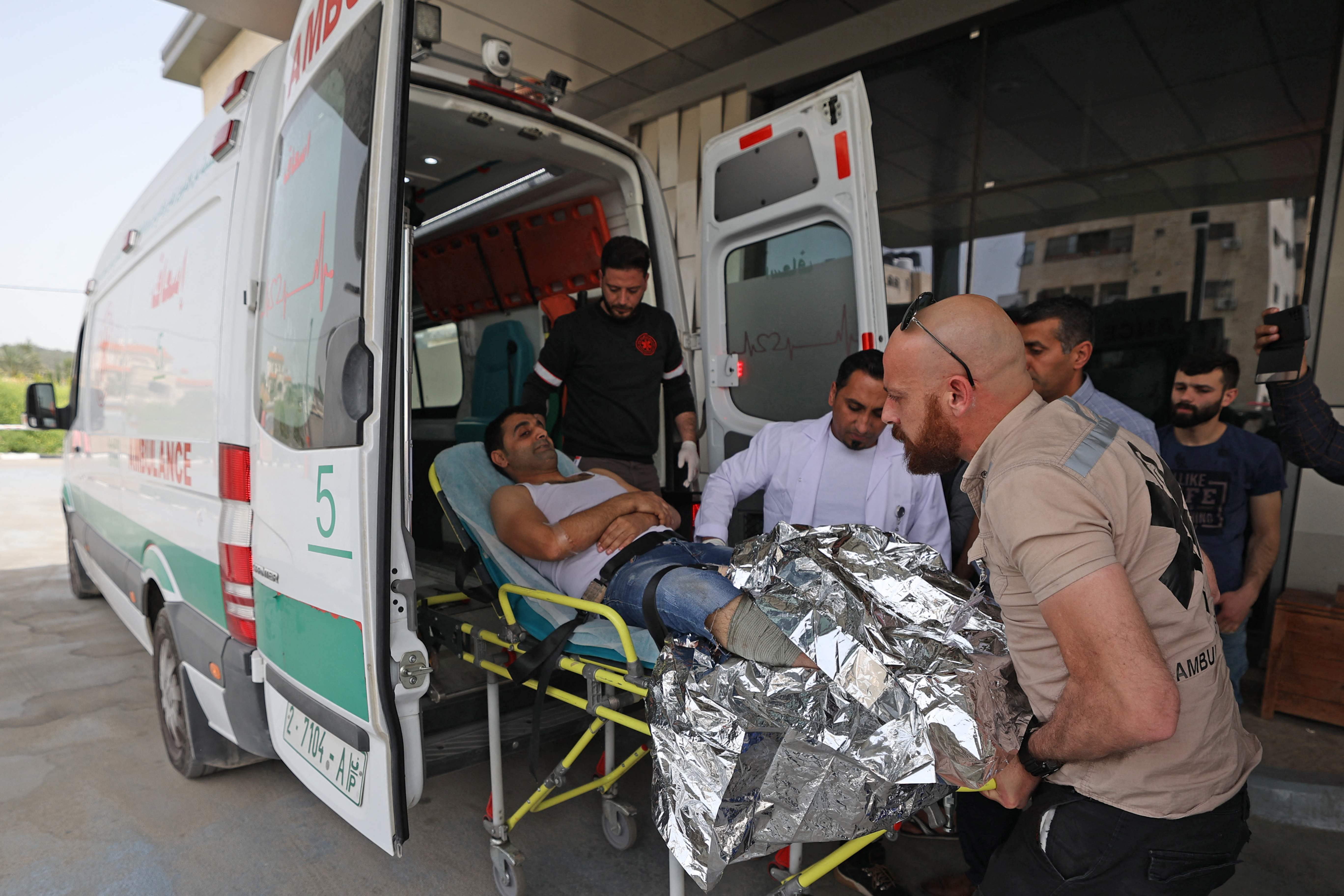 نقل عامل فلسطيني مصاب برصاص الاحتلال في جنين .. تصوير: الفرنسية