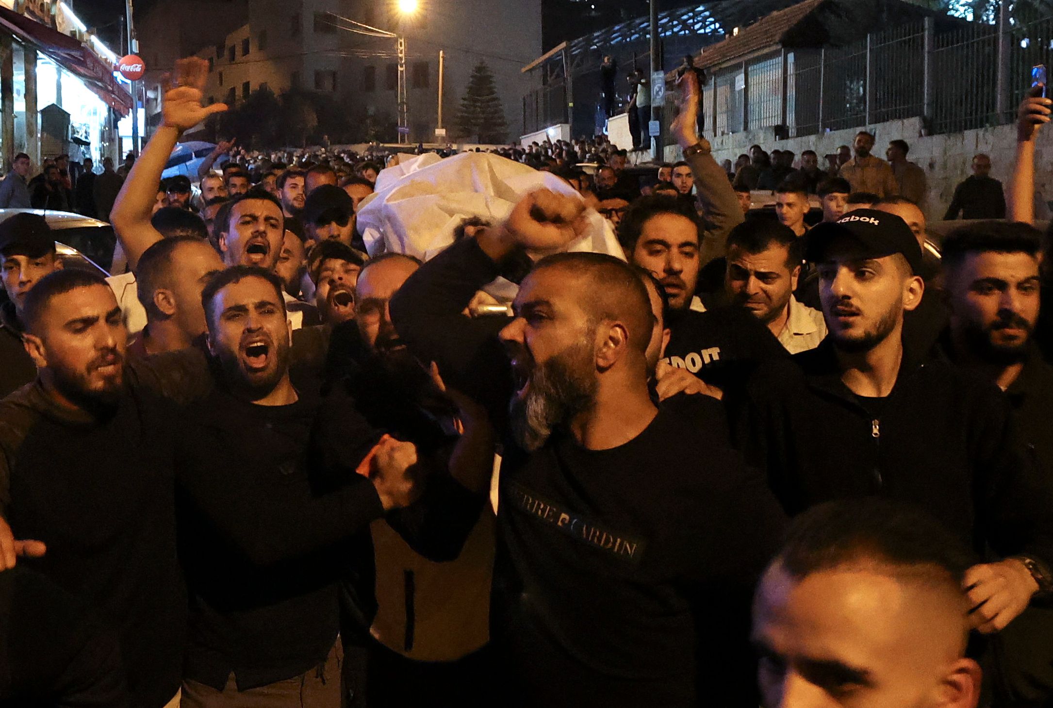 من وداع شهداء نابلس فجرًا .. تصوير: "الفرنسية"