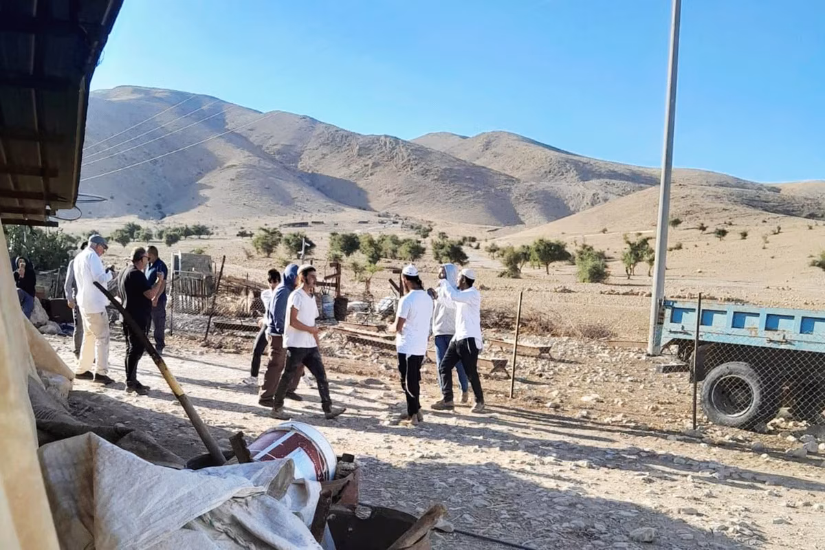 تصعيد استيطاني في رام الله: محاولة لإحراق مسجد واعتداءات واسعة على الممتلكات