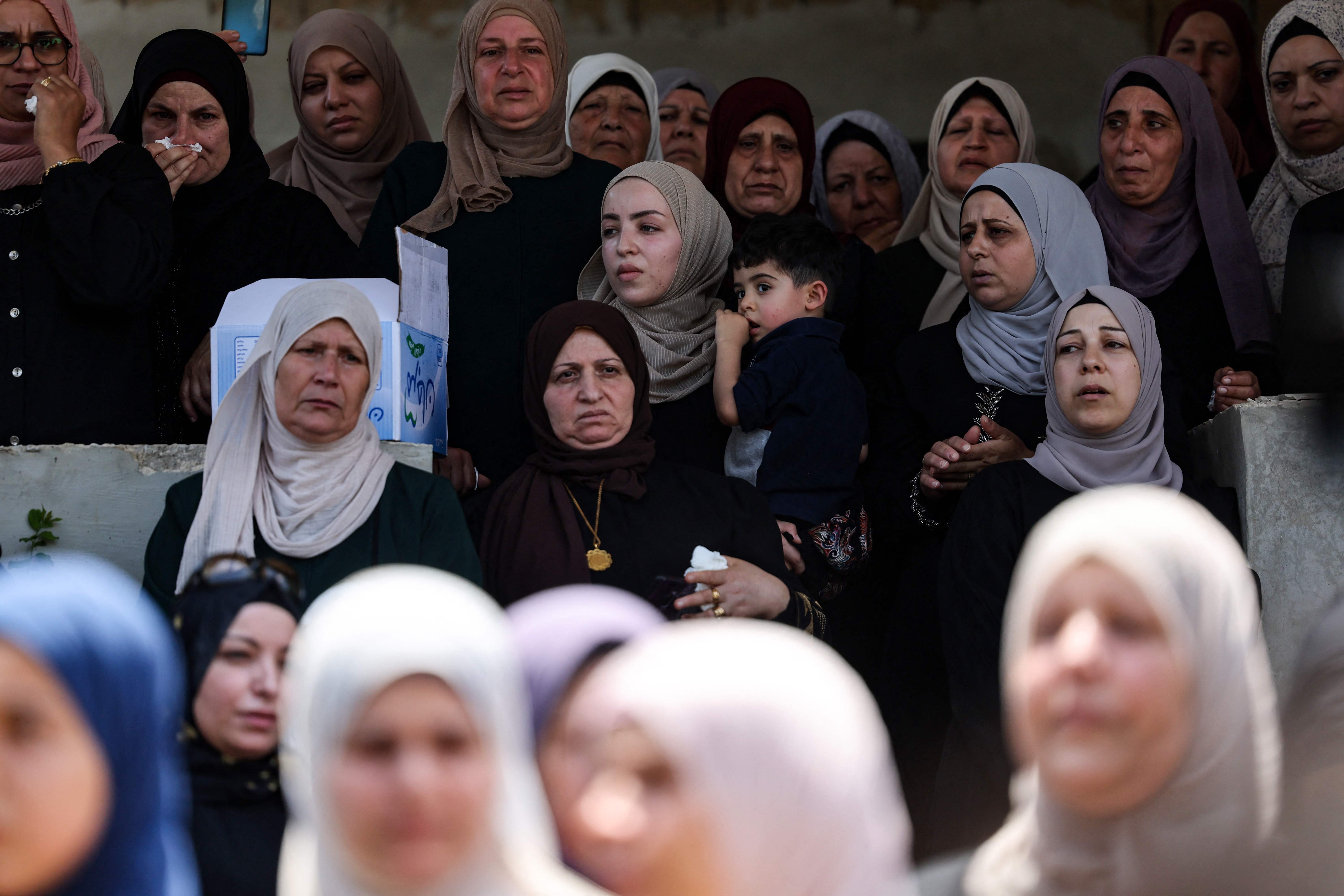 وداع مؤثر للشهيد عبد الجواد حمدان صالح في عارورة قضاء رام الله .. تصوير: "الفرنسية"
