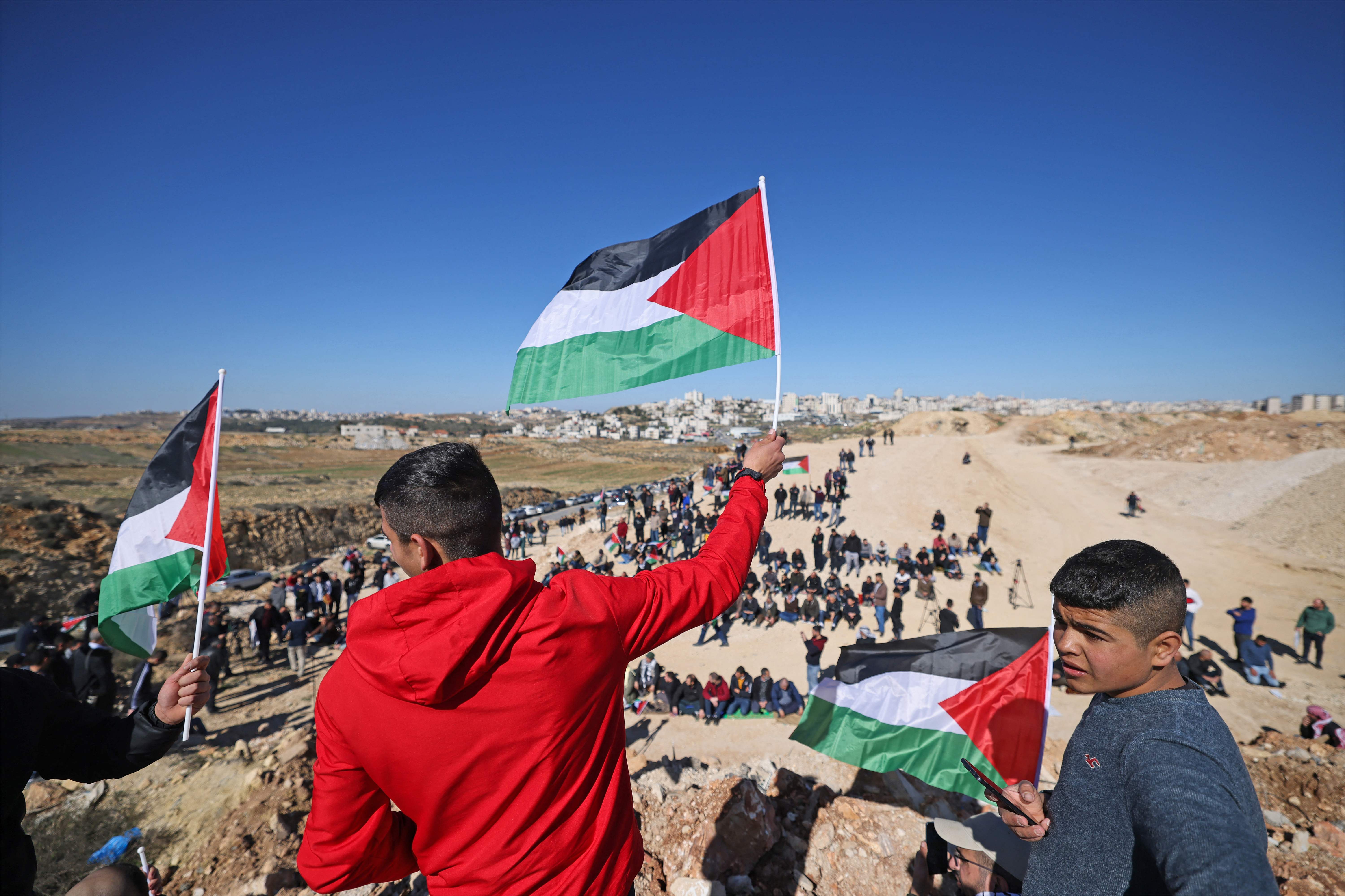 تظاهرة في جبل الرأس بمنطقة قلنديا البلد شمال غرب القدس تنديدًا باستيلاء المستوطنين على أرضٍ بالبلدة .. تصوير: "الفرنسية"
