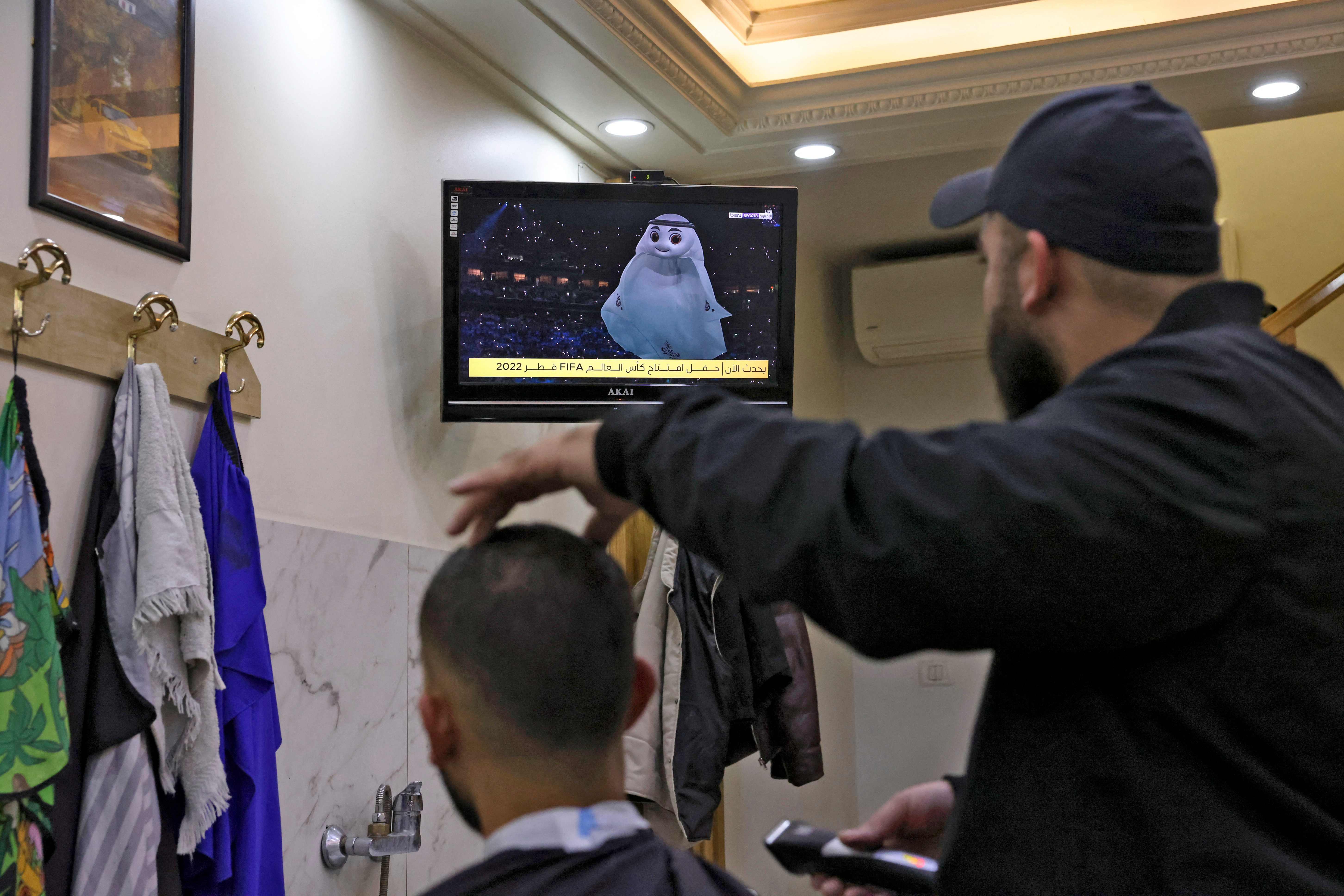 فلسطينيون يتابعون افتتاح مونديال 2022 في قطر .. تصوير: "الفرنسية"