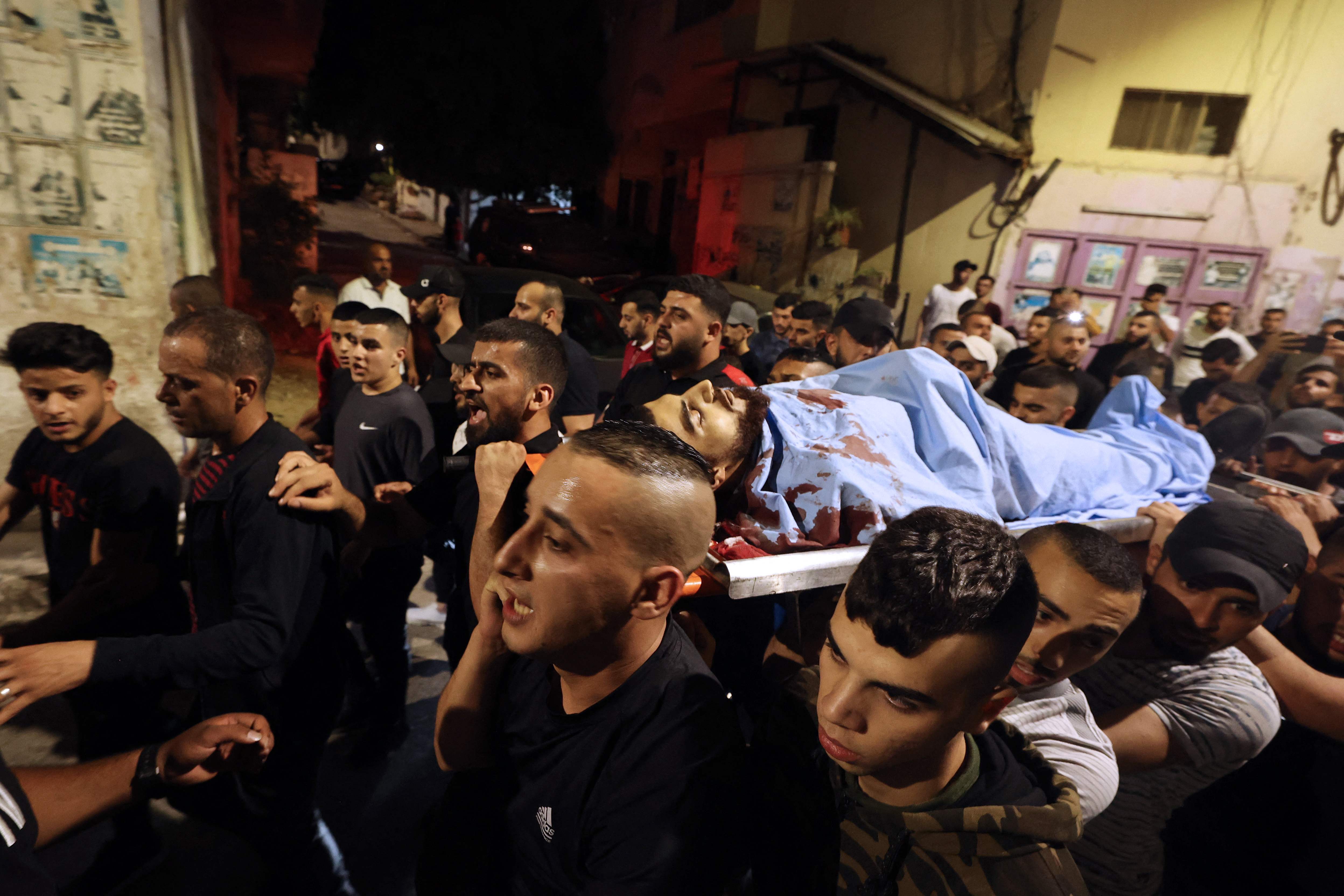 من وداع الشهيد الأسير المحرر بلال قبها في جنين .. تصوير: "الفرنسية"