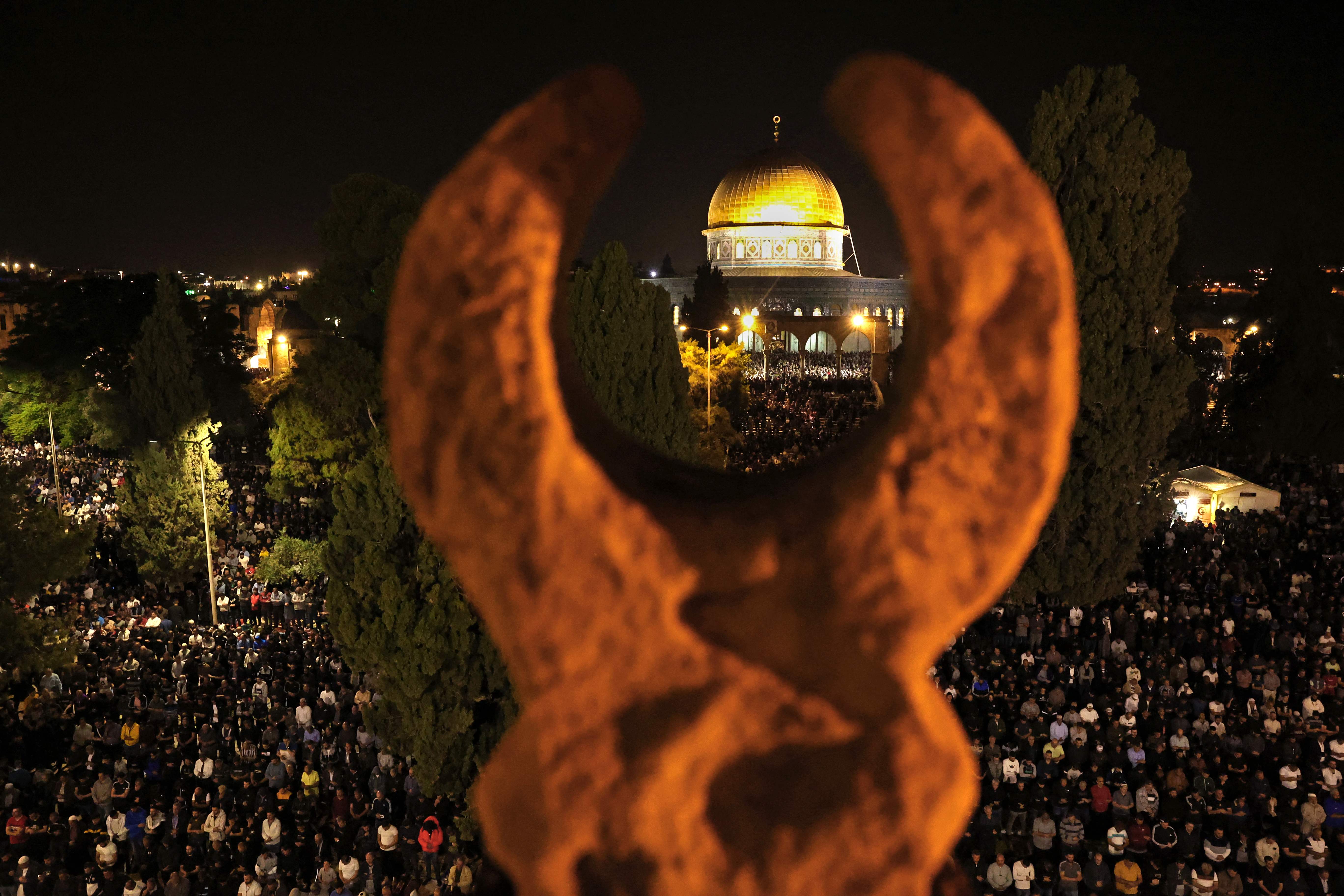 أكثر من ربع مليون فلسطيني يحيون ليلة القدس بالأقصى ..  تصوير: "الفرنسية"