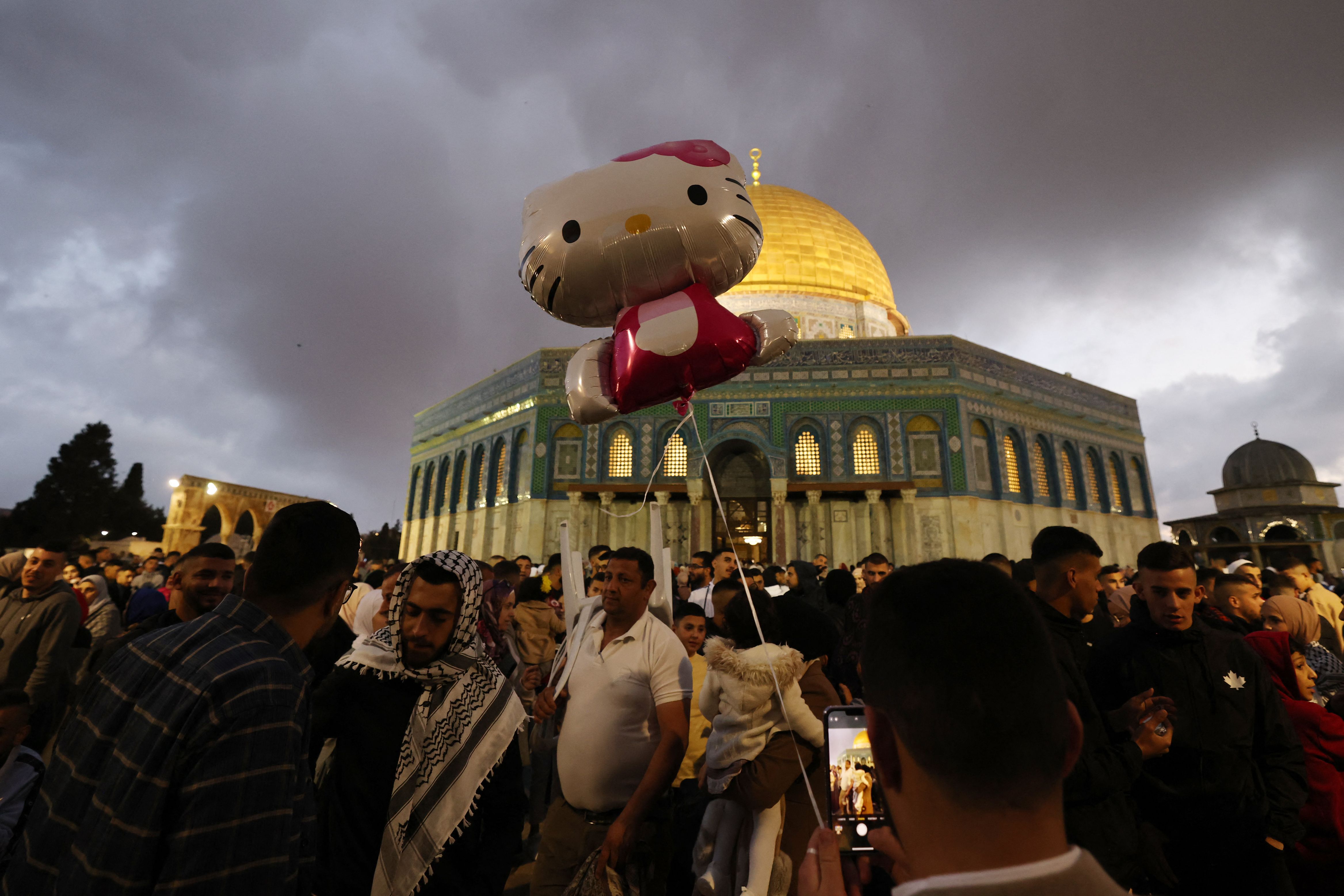 أجواء عيد الفطر في الأراضي الفلسطينية .. تصوير: "الفرنسية"
