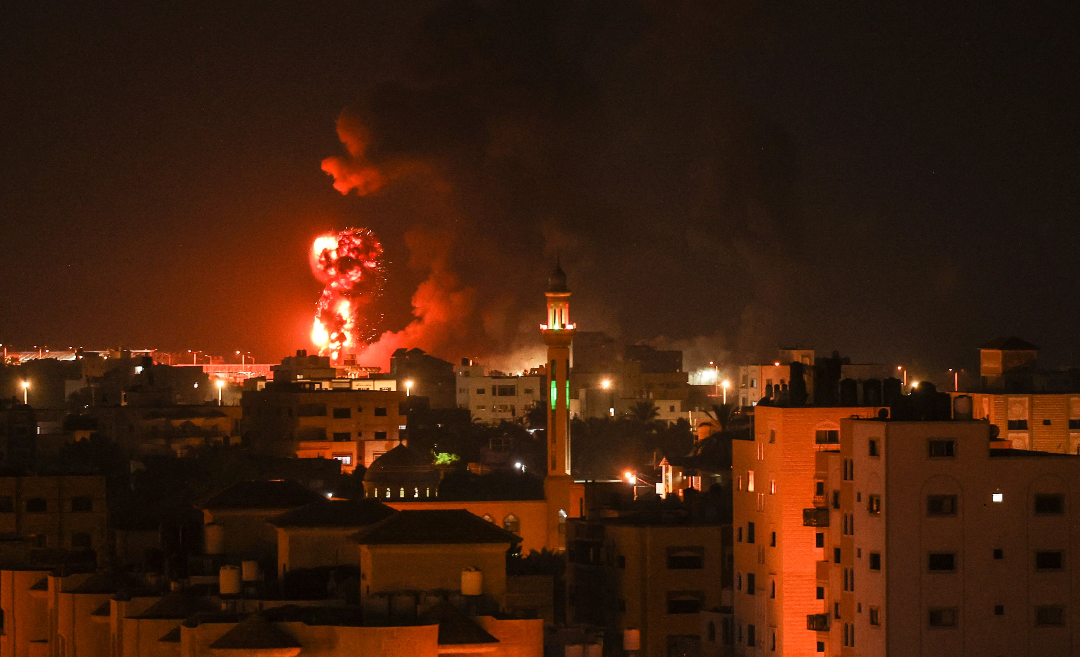 غارات إسرائيلية على مواقع للمقاومة بغزة فجر السبت (16/7) .. تصوير: "الفرنسية"