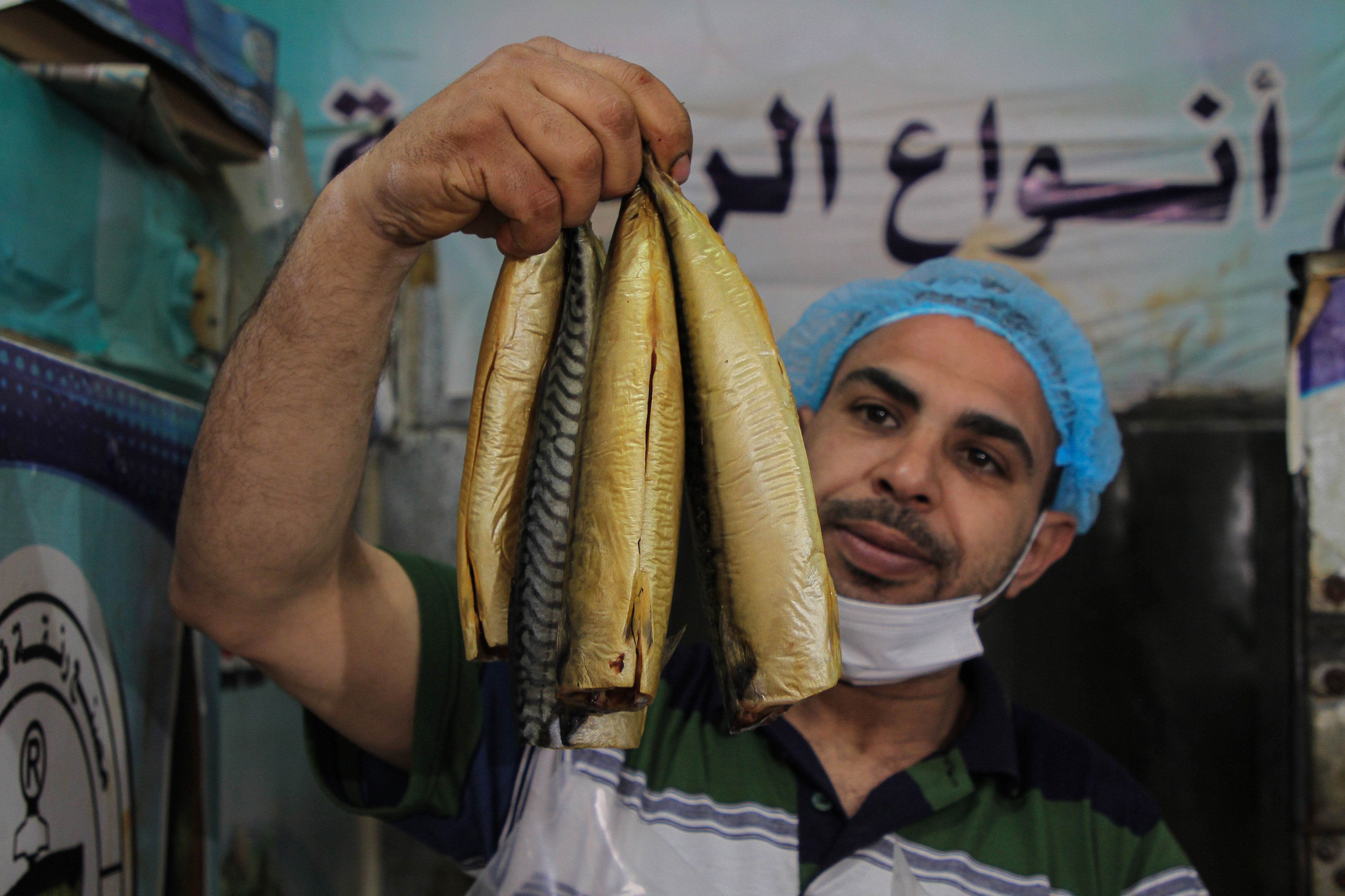 تجهيز سمك "الرنجا" في قطاع غزة استعدادًا لعيد الفطر.. تصوير: "شينخوا"