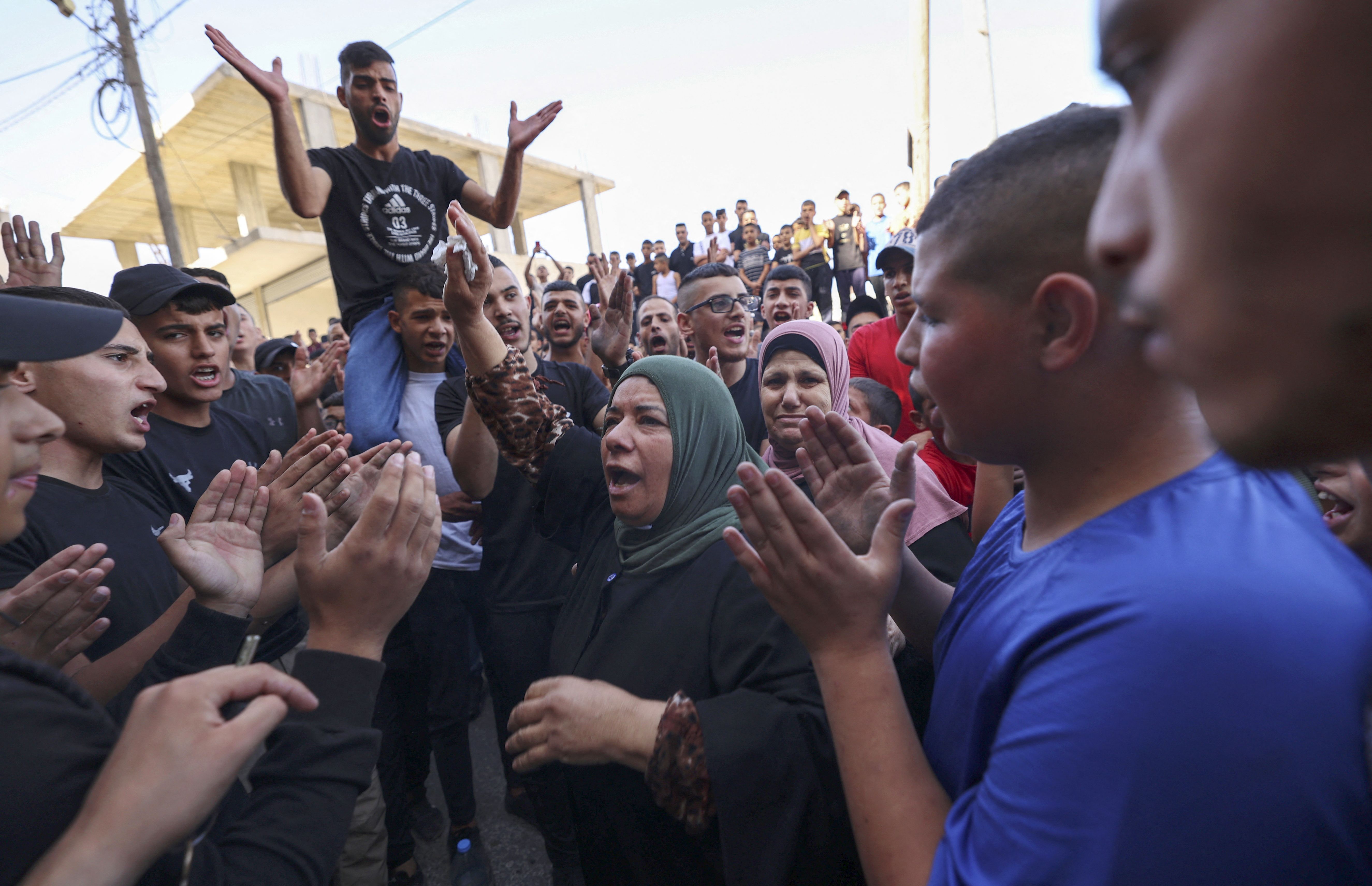 الحزن يخيم على عوائل شهداء الجلزون .. تصوير: "الفرنسية*