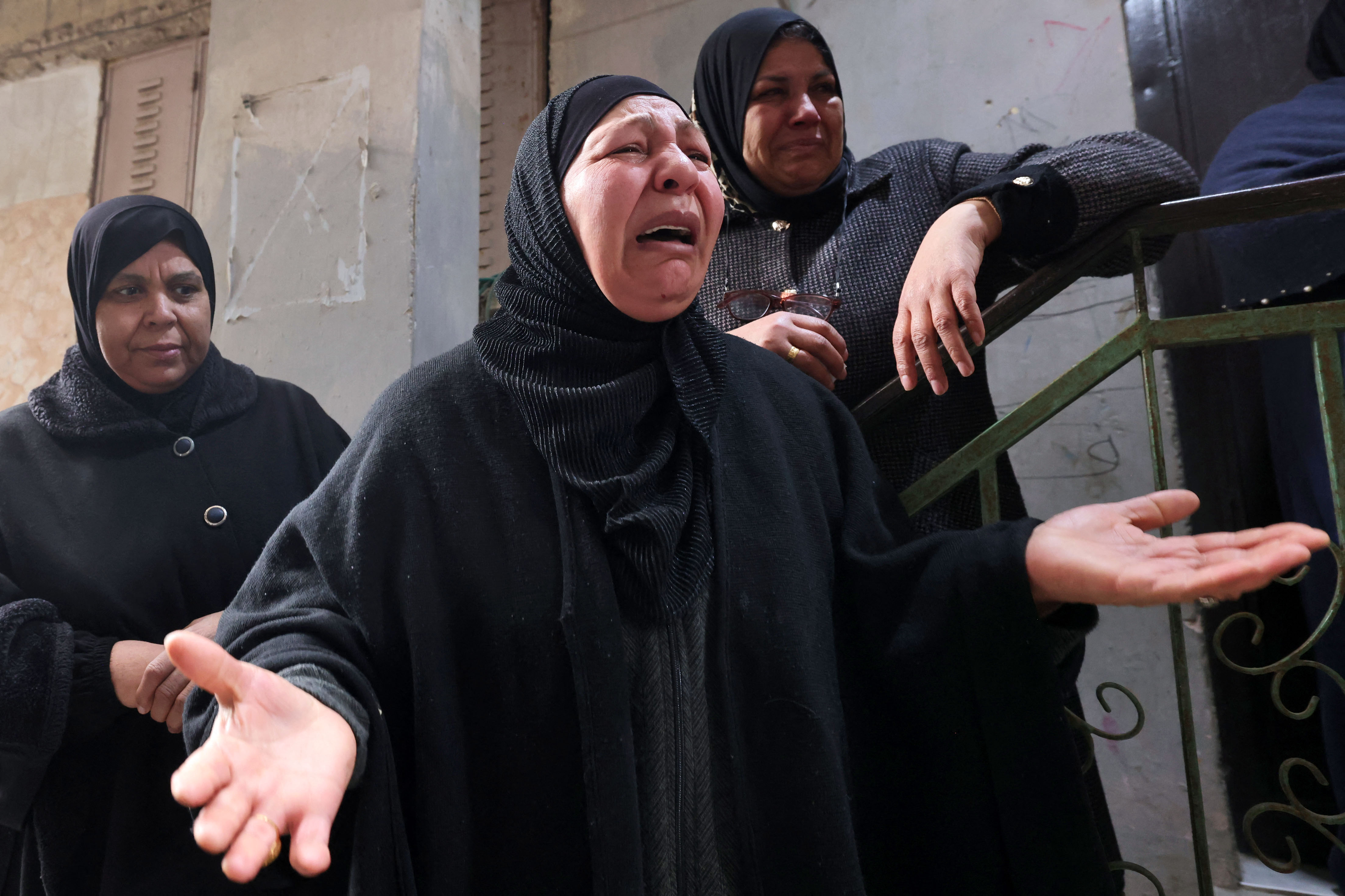 تشييع مؤثر للشهيد سمير أصلان في مخيم قلنديا .. تصوير: "الفرنسية"
