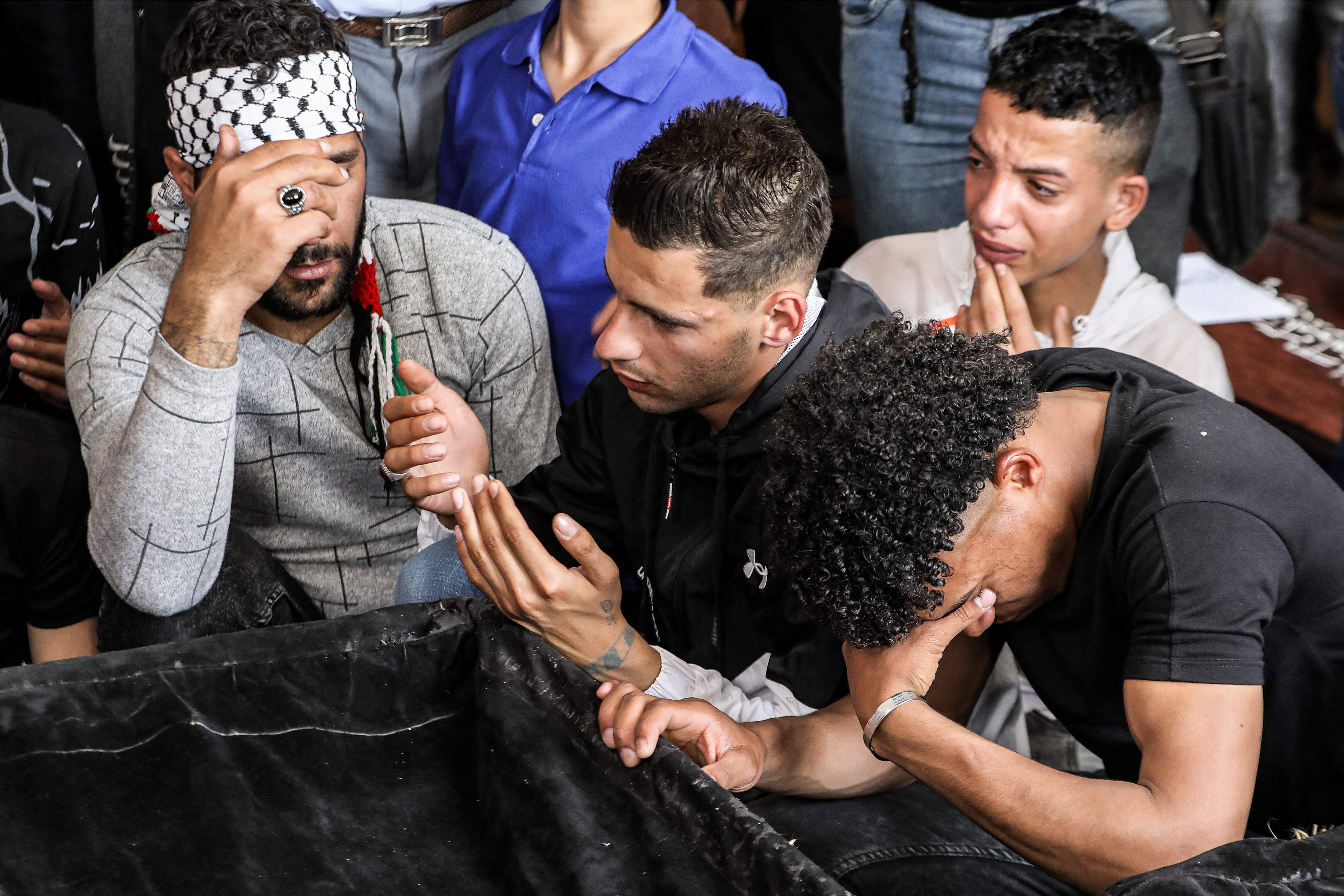 صور من مخيم اليرموك في سوريا لتشييع ضحايا انفجار وقع أمس في موقع تابع للجبهة الشعبية - القيادة العامة شرق لبنان .. تصوير: "الفرنسية"