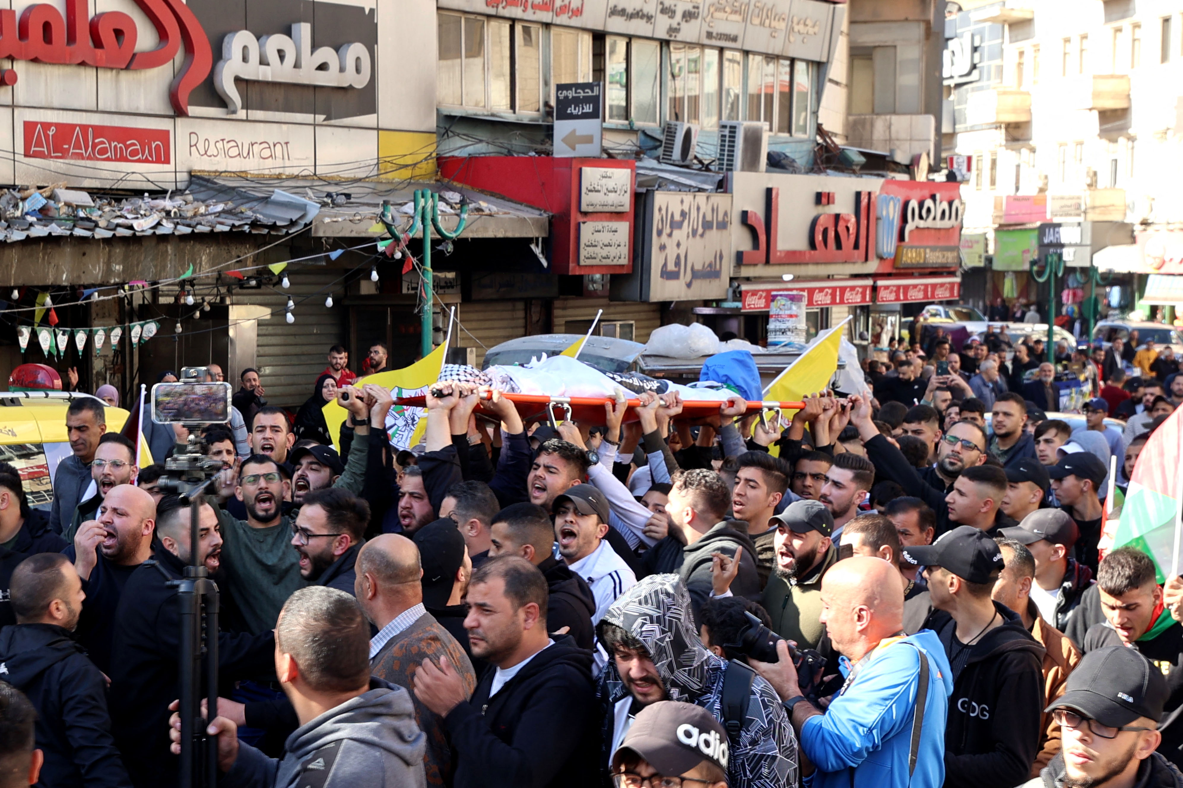 جماهير نابلس تشيع جثمان الشهيد الطفل أحمد شحادة .. تصوير: "الفرنسية"