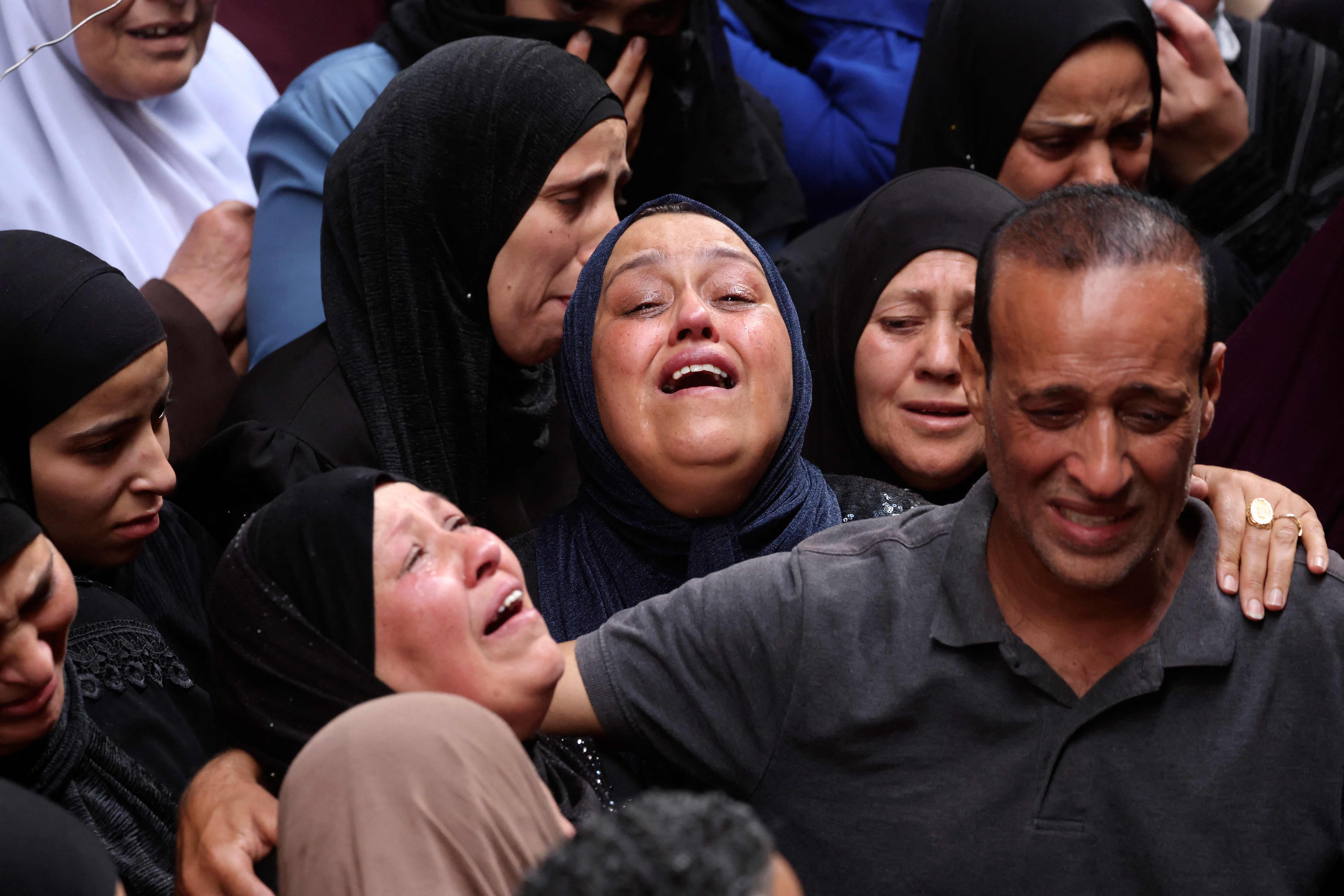 وداع مفجع للشهيد فارس حشاش في مخيم بلاطة .. تصوير: "الفرنسية"