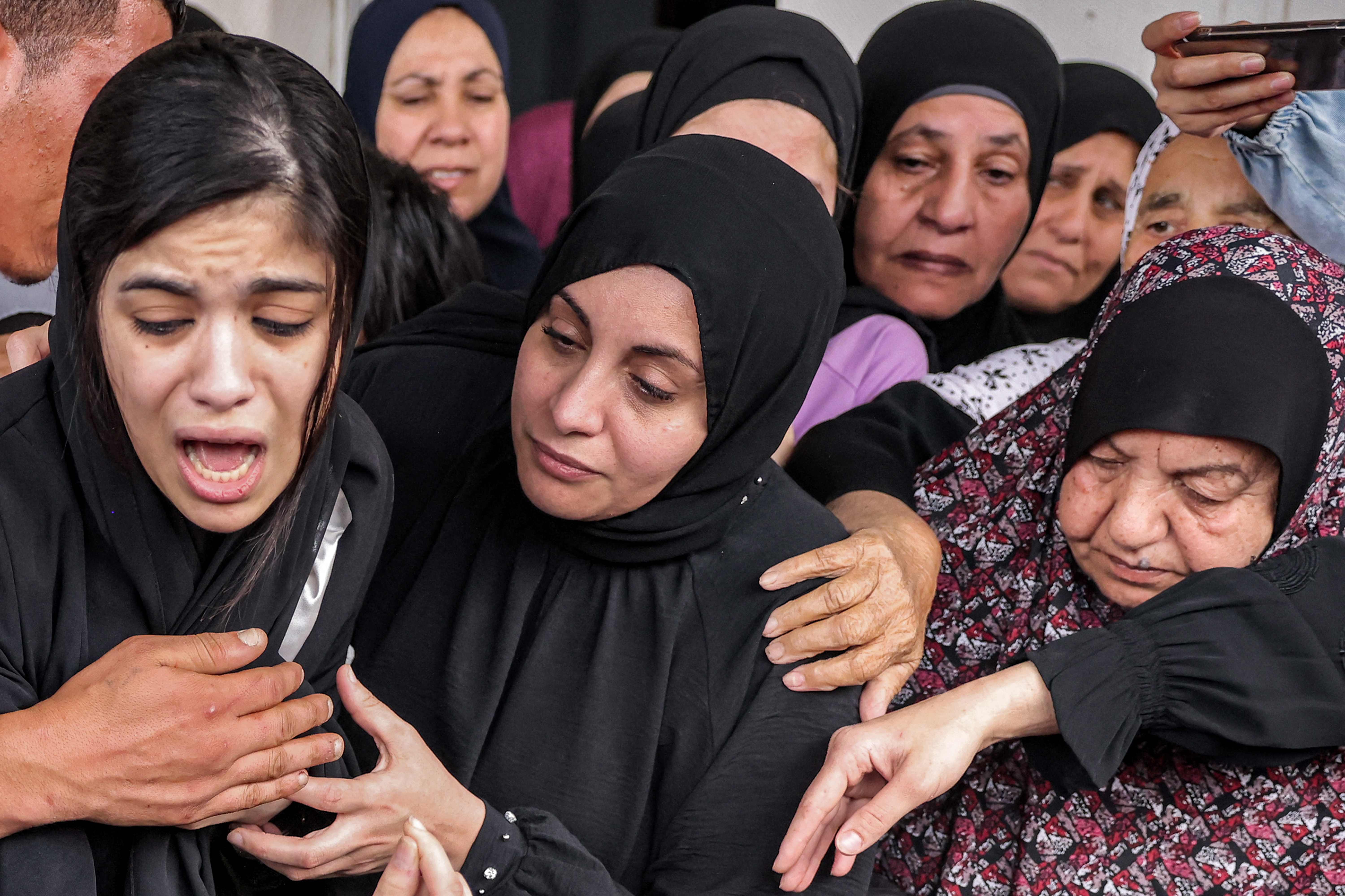 لحظات مؤثرة من تشييع الشهيد الطفل محمد بلهان في مخيم عقبة جبر بأريحا .. تصوير: "الفرنسية"