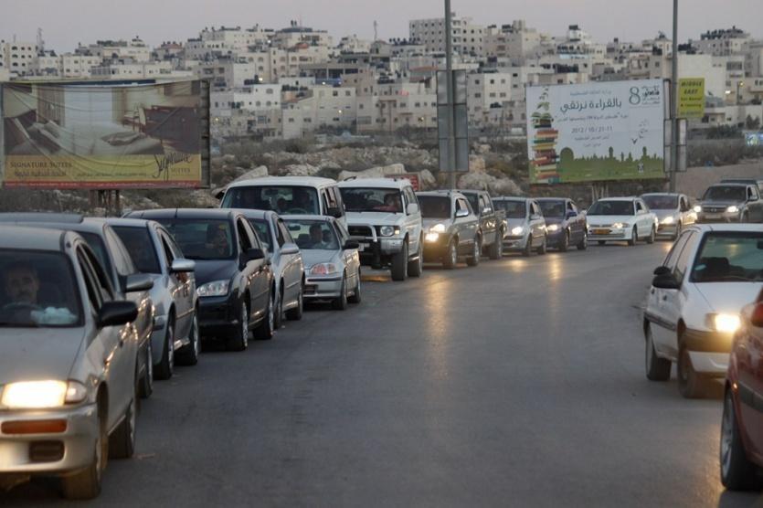"إغلاقات الحواجز حول القدس: معاناة يومية للفلسطينيين بين التمييز العنصري والتداعيات النفسية والاجتماعية"