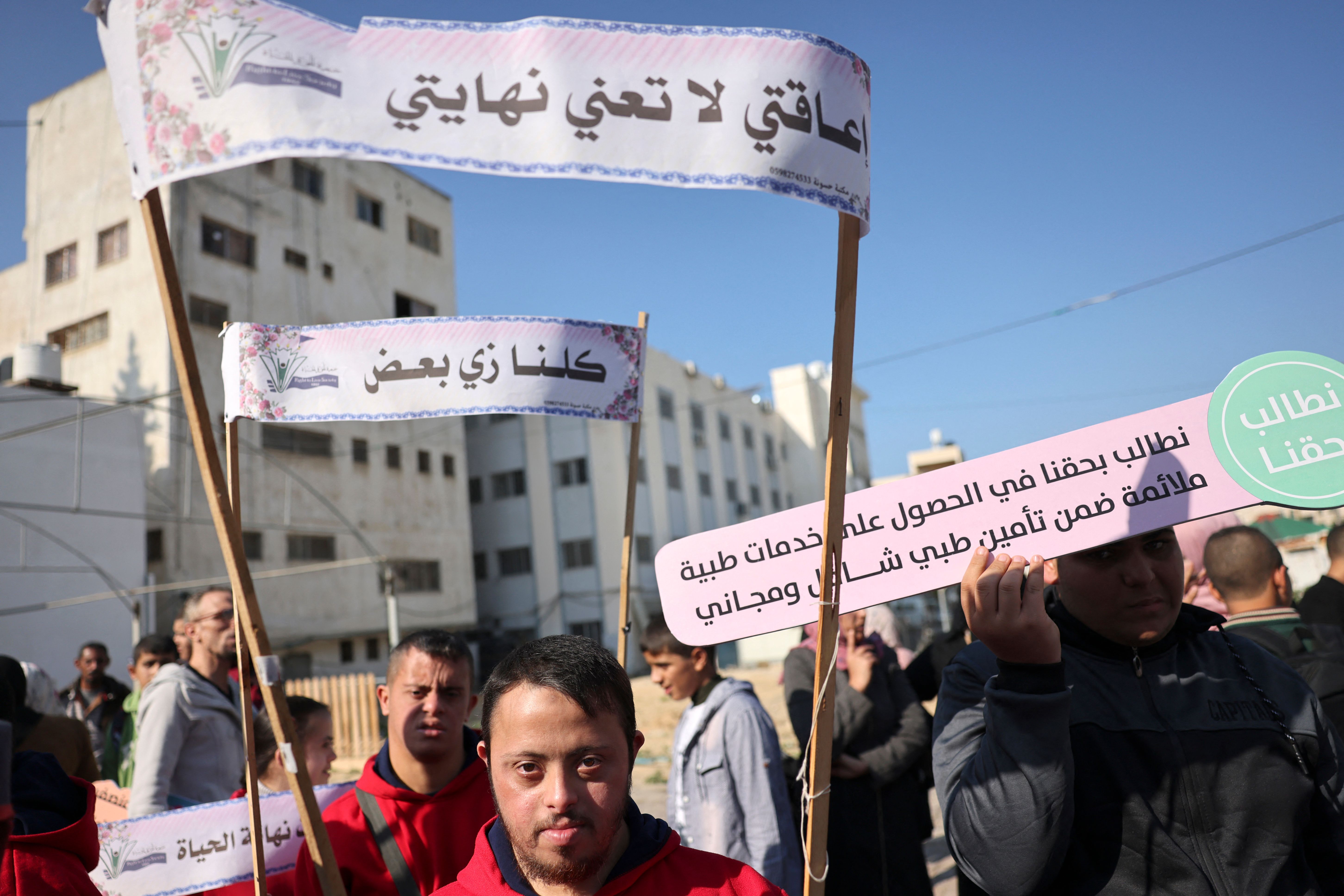 غزة: تظاهرة للمطالبة بحقوق ذوي الإعاقة في يومهم العالمي .. تصوير: "الفرنسية"