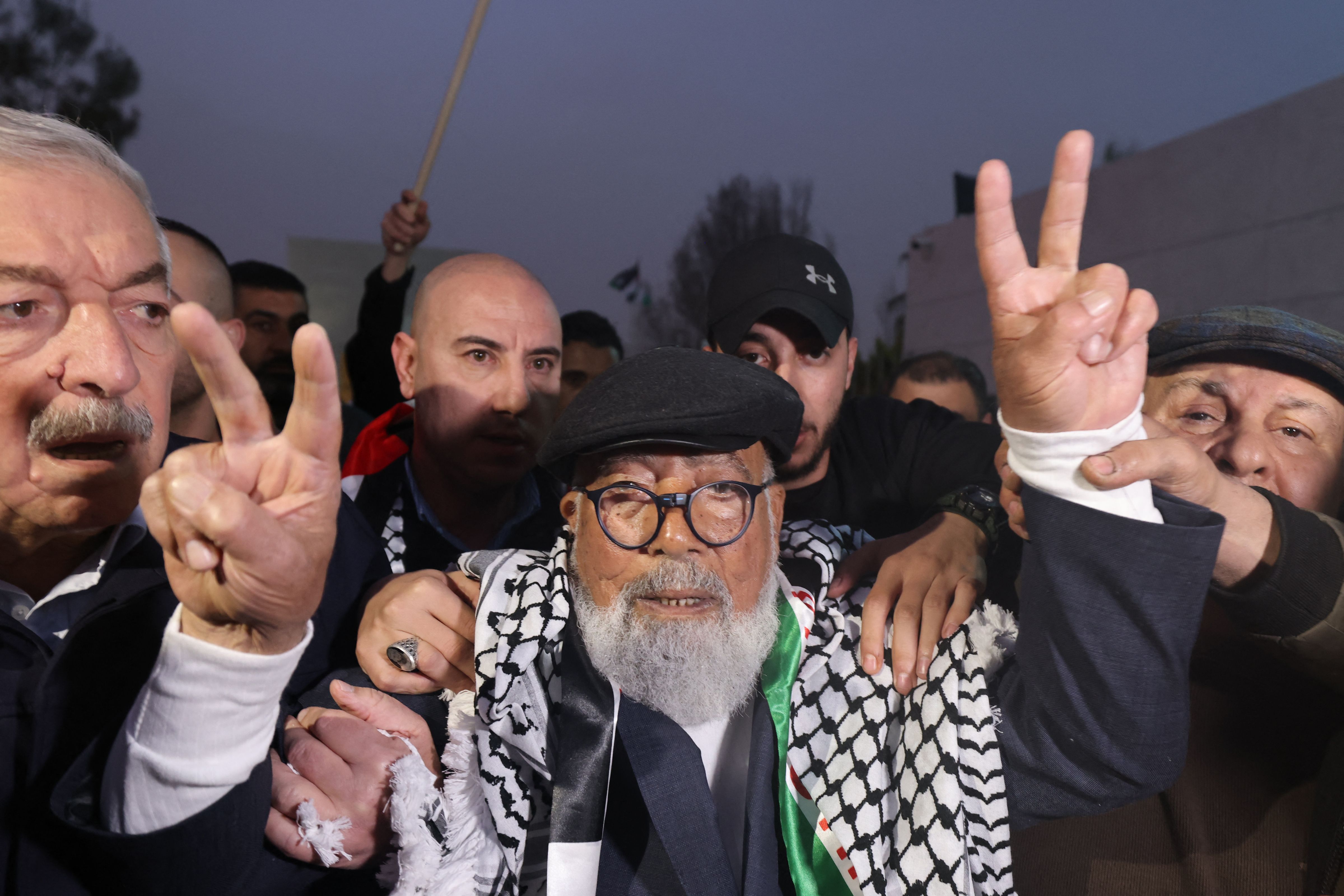 "شيخ الأسرى" فؤاد الشوبكي يستنشق هواء الحرية من سماء رام الله التي عاش فيها لسنوات بجانب الرئيس الراحل ياسر عرفات .. تصوير: "الفرنسية"