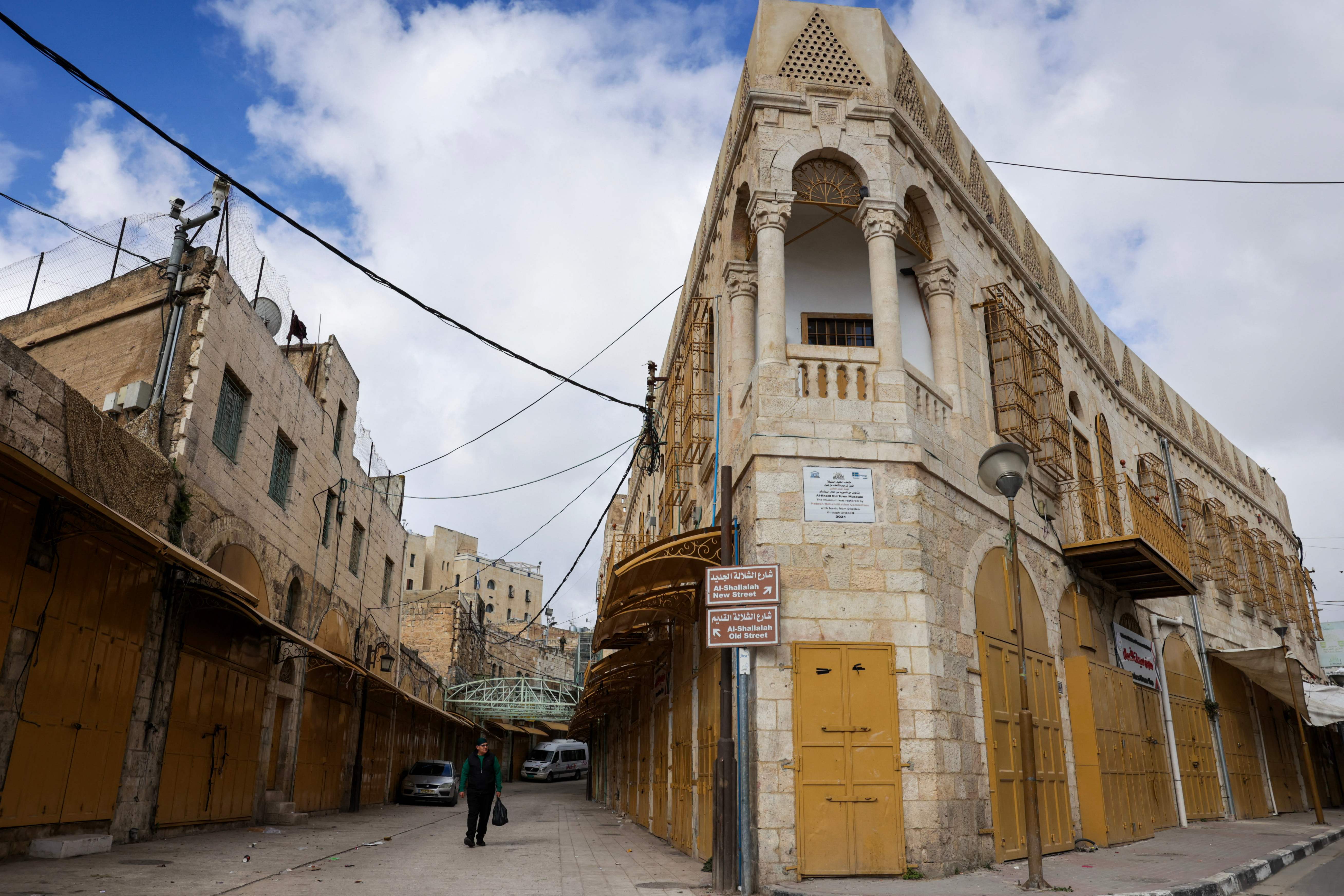 إضراب شامل يعم الأراضي الفلسطينية حدادًا على أراوح شهداء مجزرة نابلس .. تصوير: "الفرنسية"