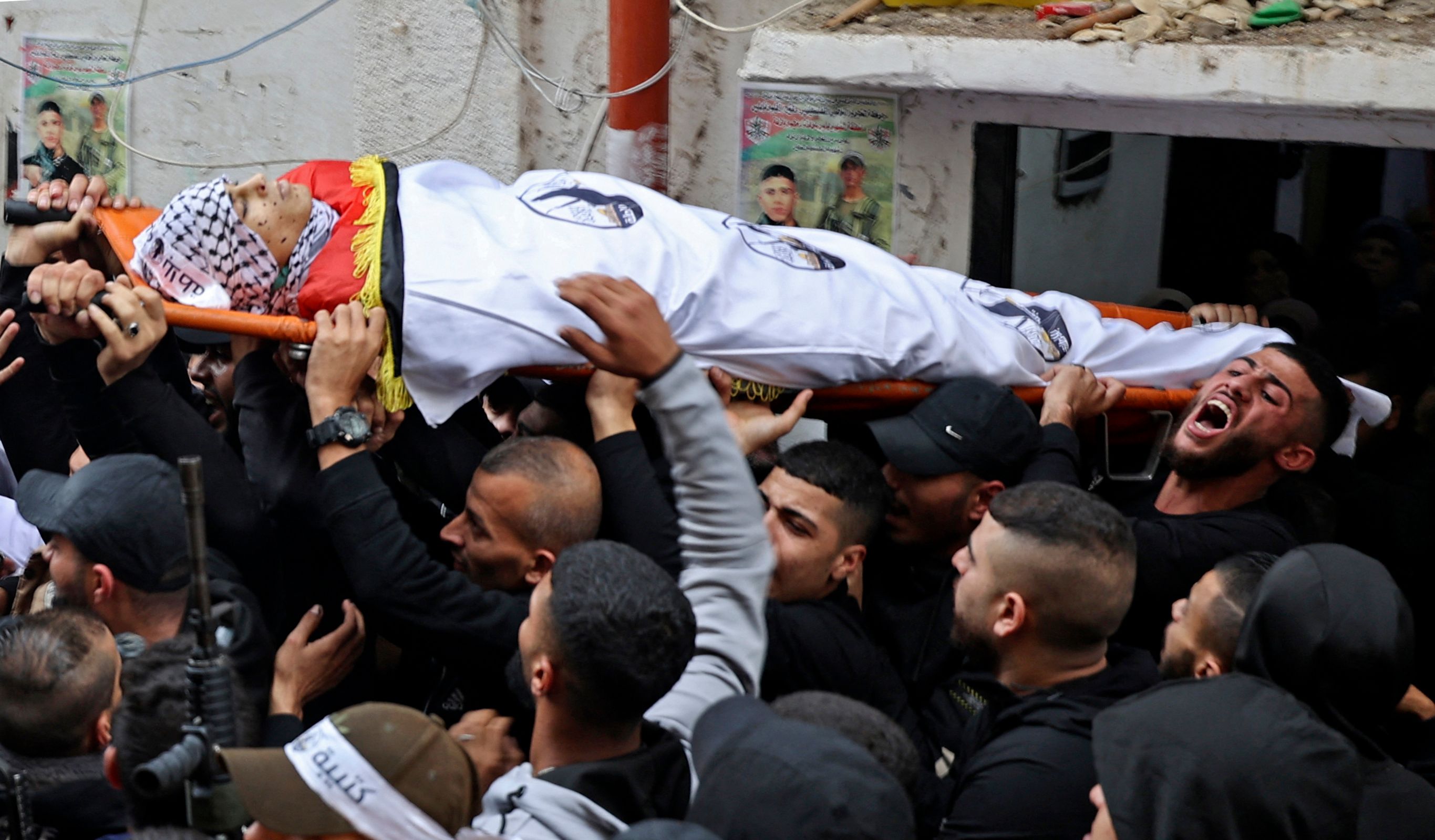 من تشييع الشهيد مهدي حشاش في مخيم بلاطة شرق نابلس .. تصوير: "الفرنسية"