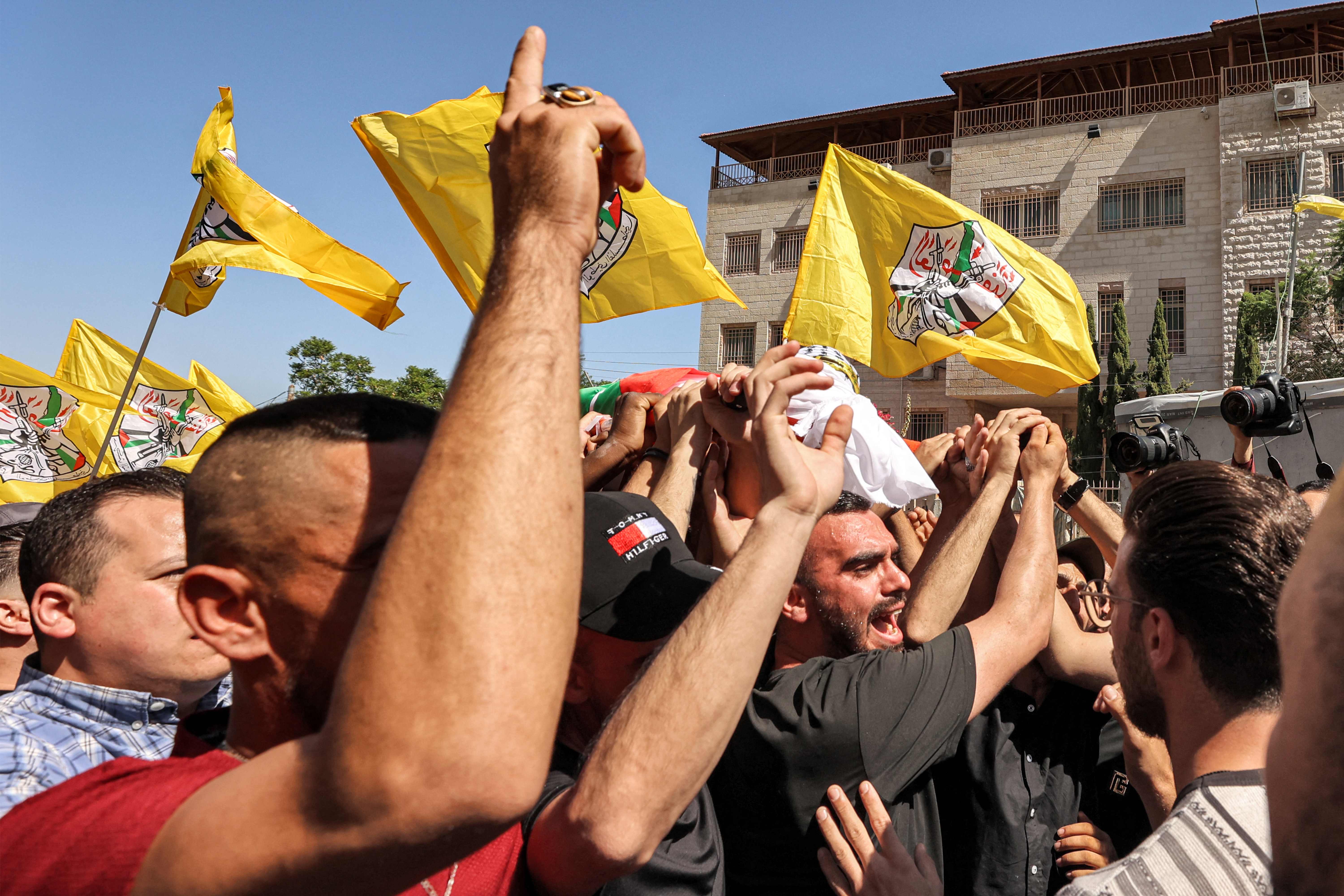 من تشييع الشهيد بدر المصري الذي استشهد فجر اليوم في نابلس .. تصوير: "الفرنسية"
