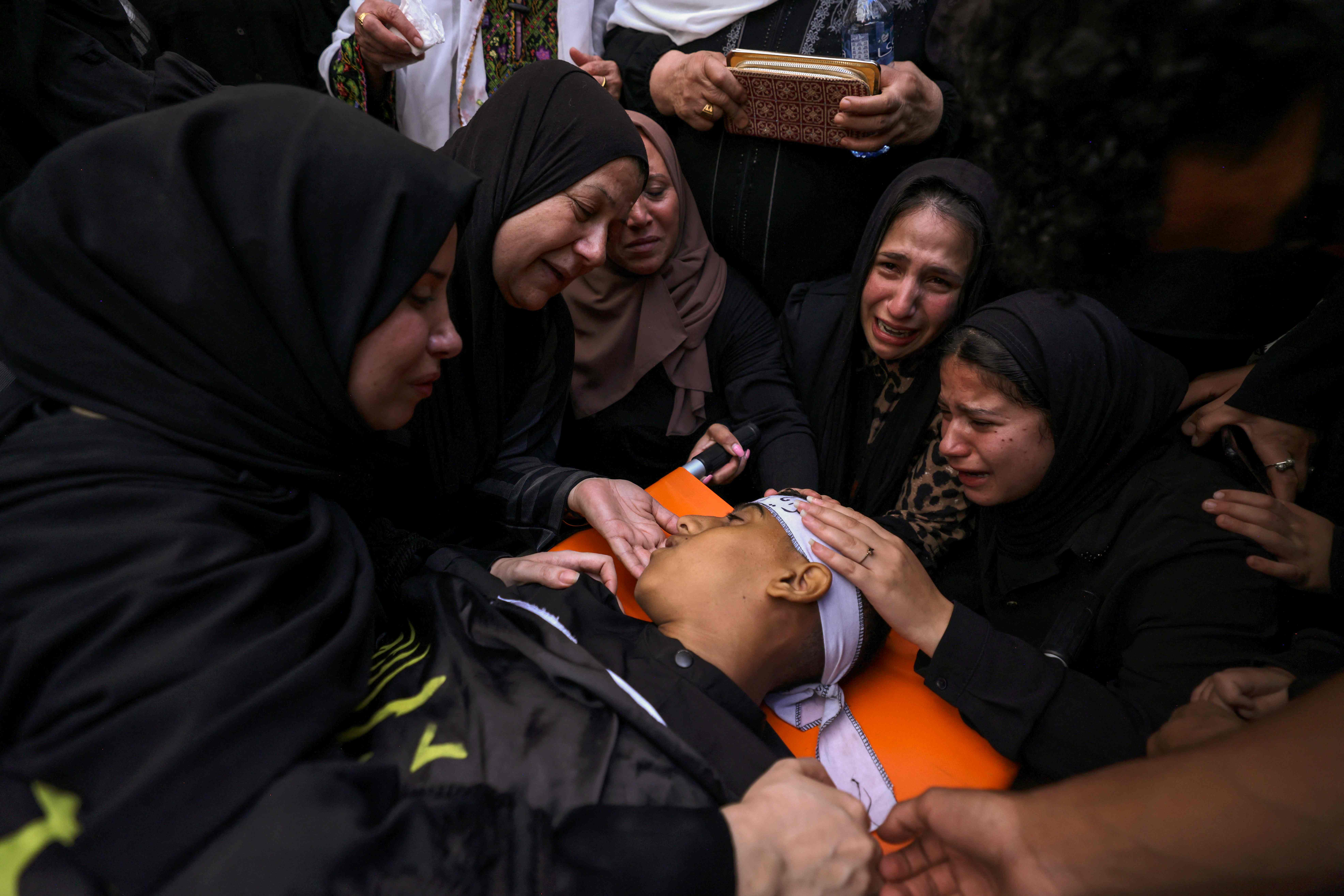من تشييع الشهيد الفتى ميلاد الراعي في الخليل .. تصوير: "الفرنسية"