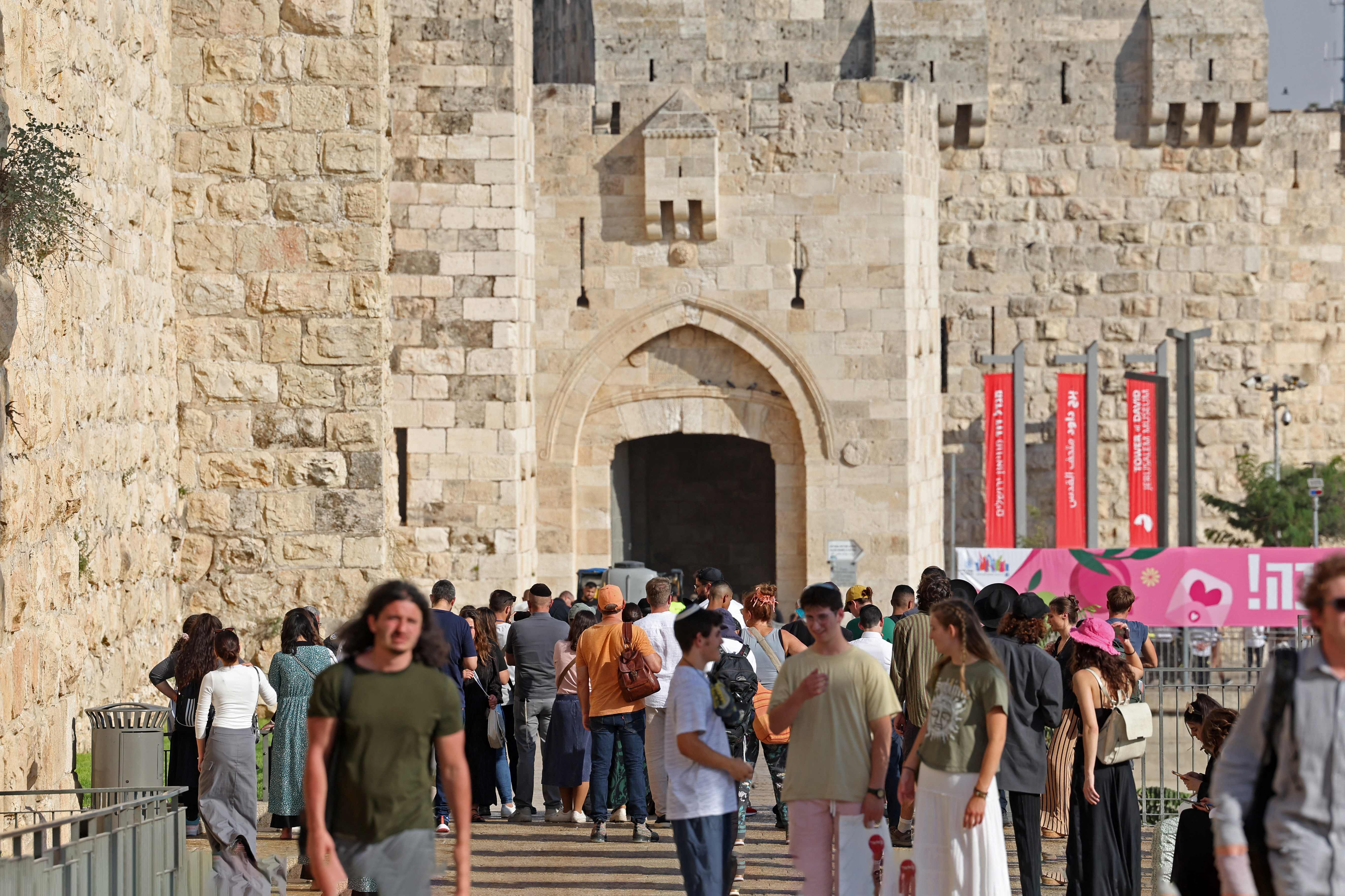 من مكان عملية طعن مستوطنين بالقدس المحتلة .. تصوير: "الفرنسية"
