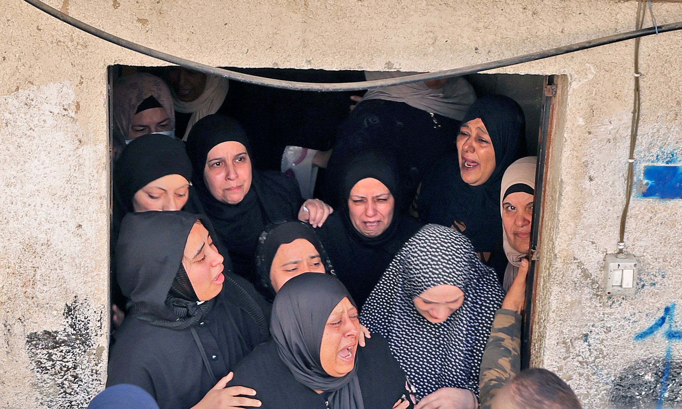 جماهير غفيرة تشيع جثامين الشهيدين عماد أبو رشيد ورمزي زيارة في نابلس .. تصوير: "الفرنسية"