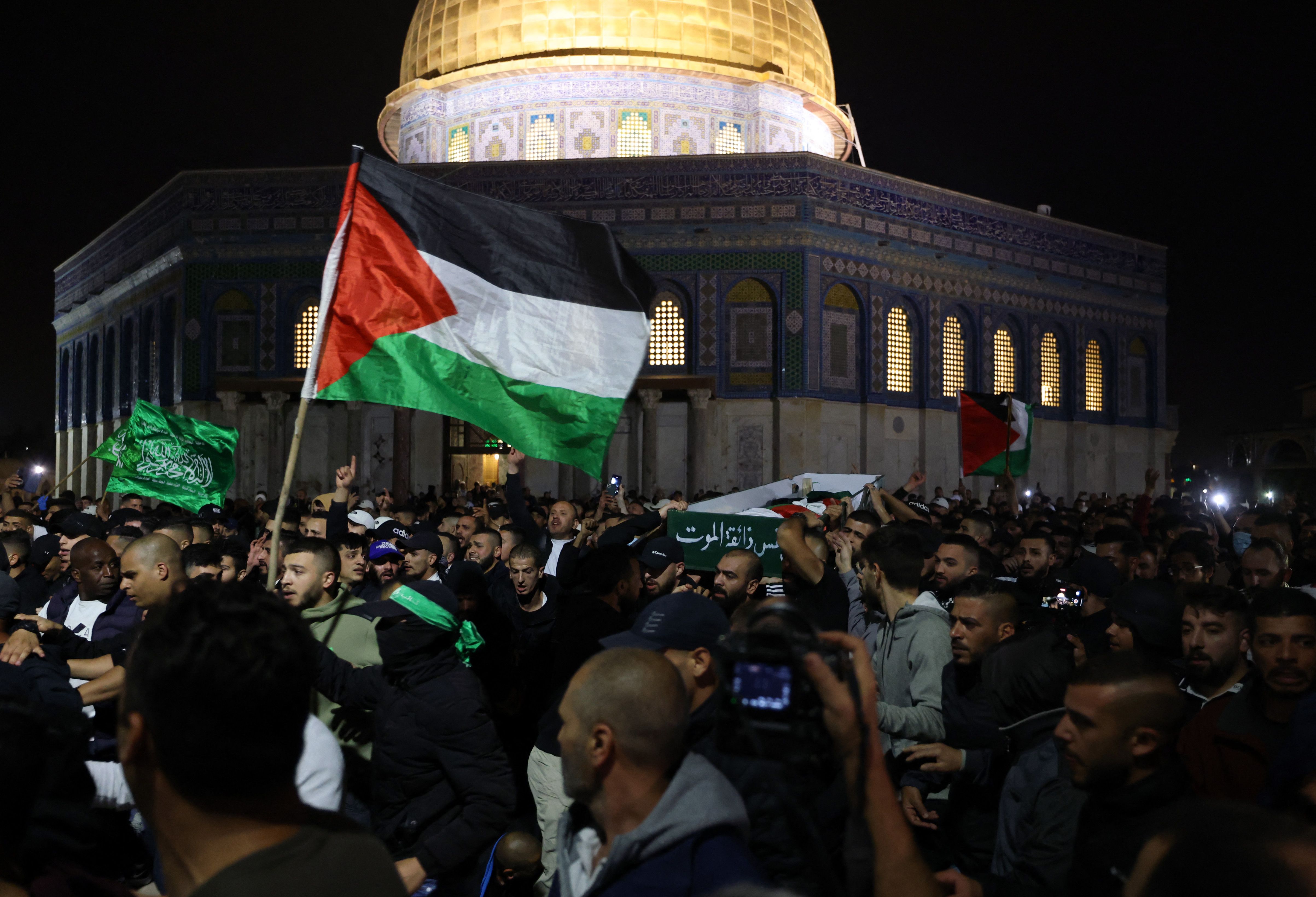 من تشييع الشهيد وليد الشريف بالقدس الليلة الماضية.. تصوير: "الفرنسية"