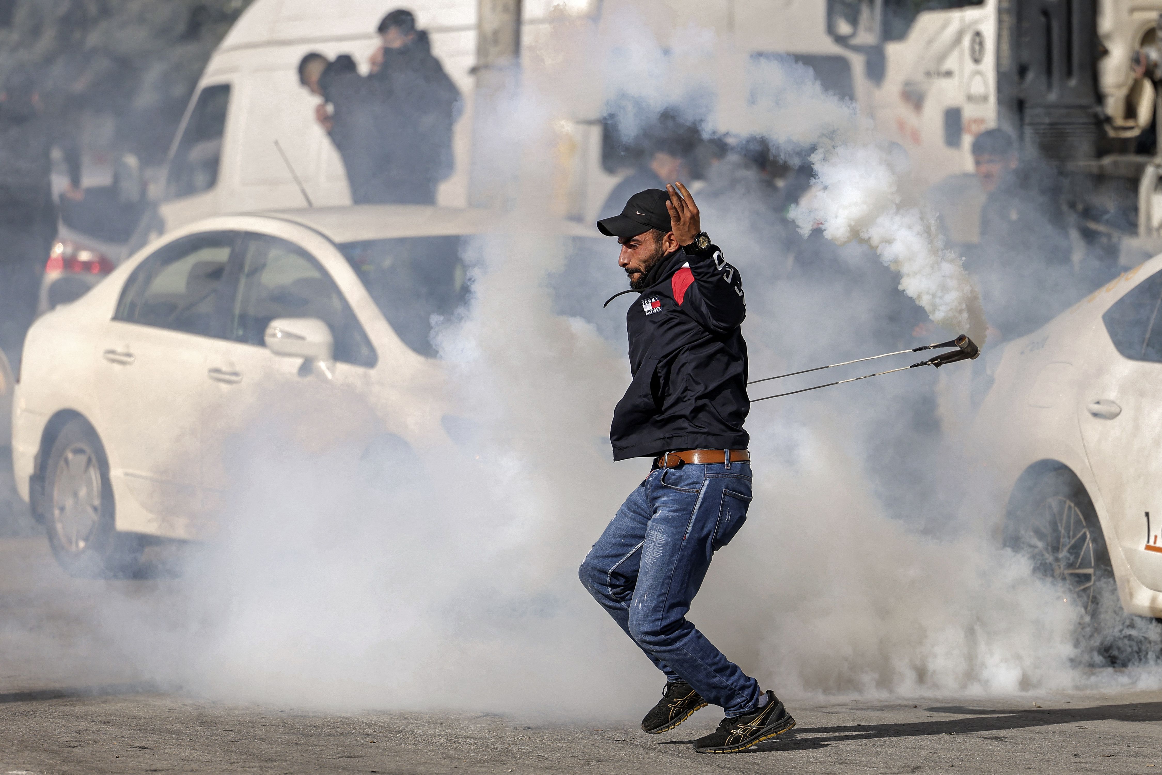 الاحتلال يقمع مسيرة مطالبة استرداد جثامين الشهداء في رام الله .. تصوير: "الفرنسية"