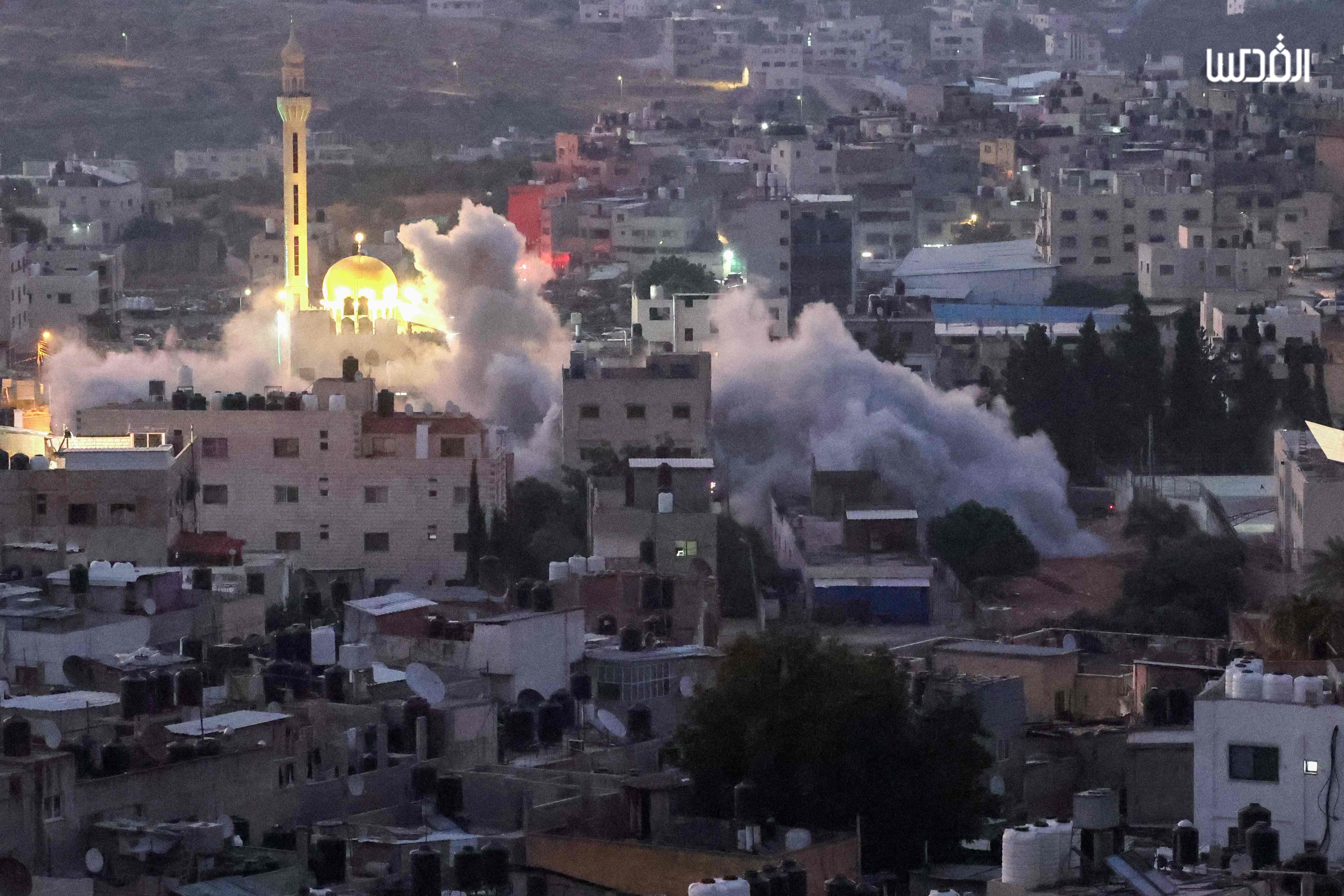لحظة تفجير قوات الاحتلال لمنزل عائلة الشهيد عبدالفتاح خروشة في نابلس .. تصوير: "الفرنسية"