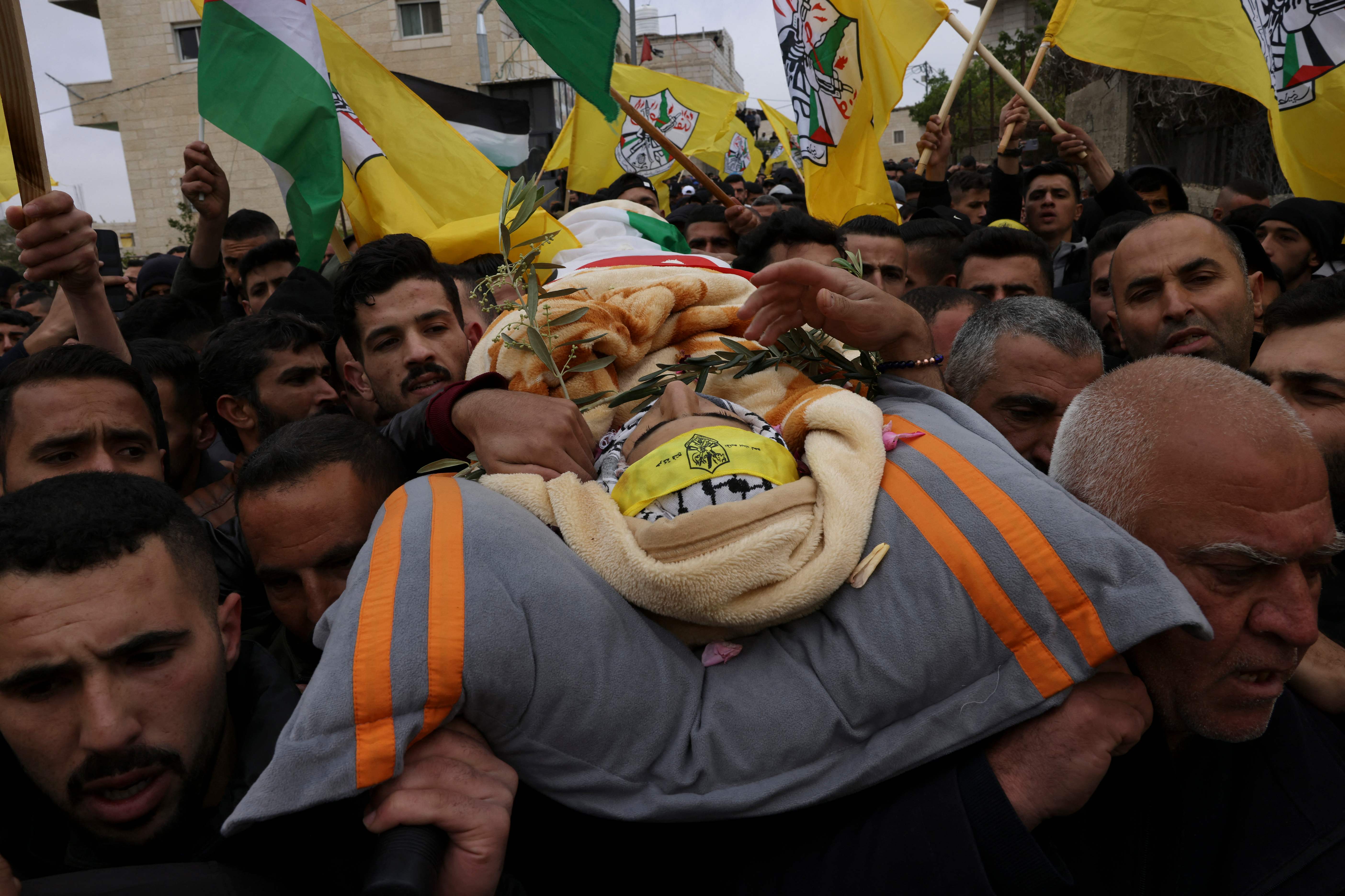  الحزن يخيم على عائلة الشهيد الفتى مصطفى صباح (16 عامًا) خلال تشييعه في بلدة تقوع بمحافظة بيت لحم .. تصوير: "الفرنسية" 