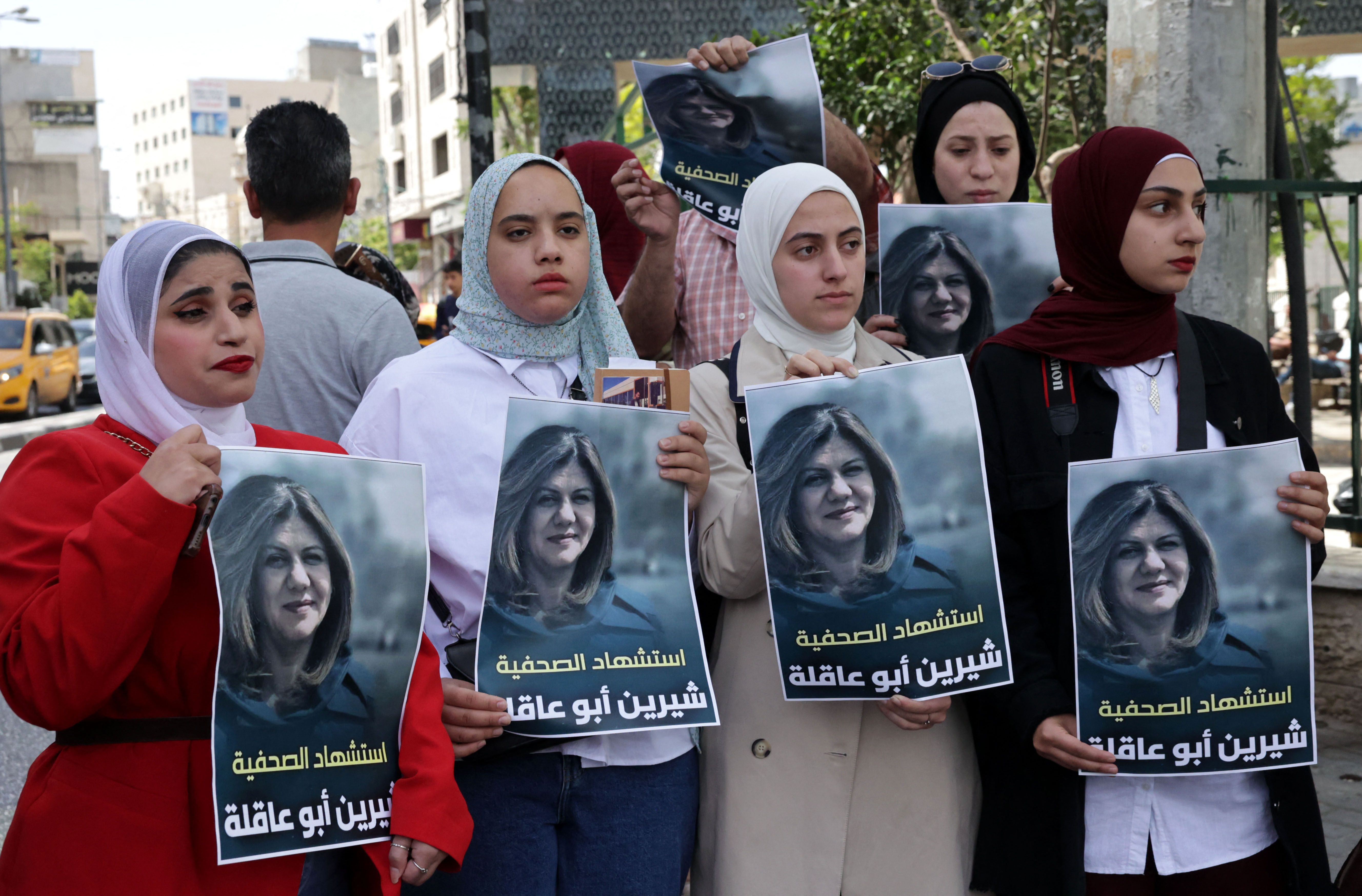 وقفة برام الله تنديدًا بجريمة استشهاد الزميلة شيرين أبو عاقلة .. تصوير: "الفرنسية"
