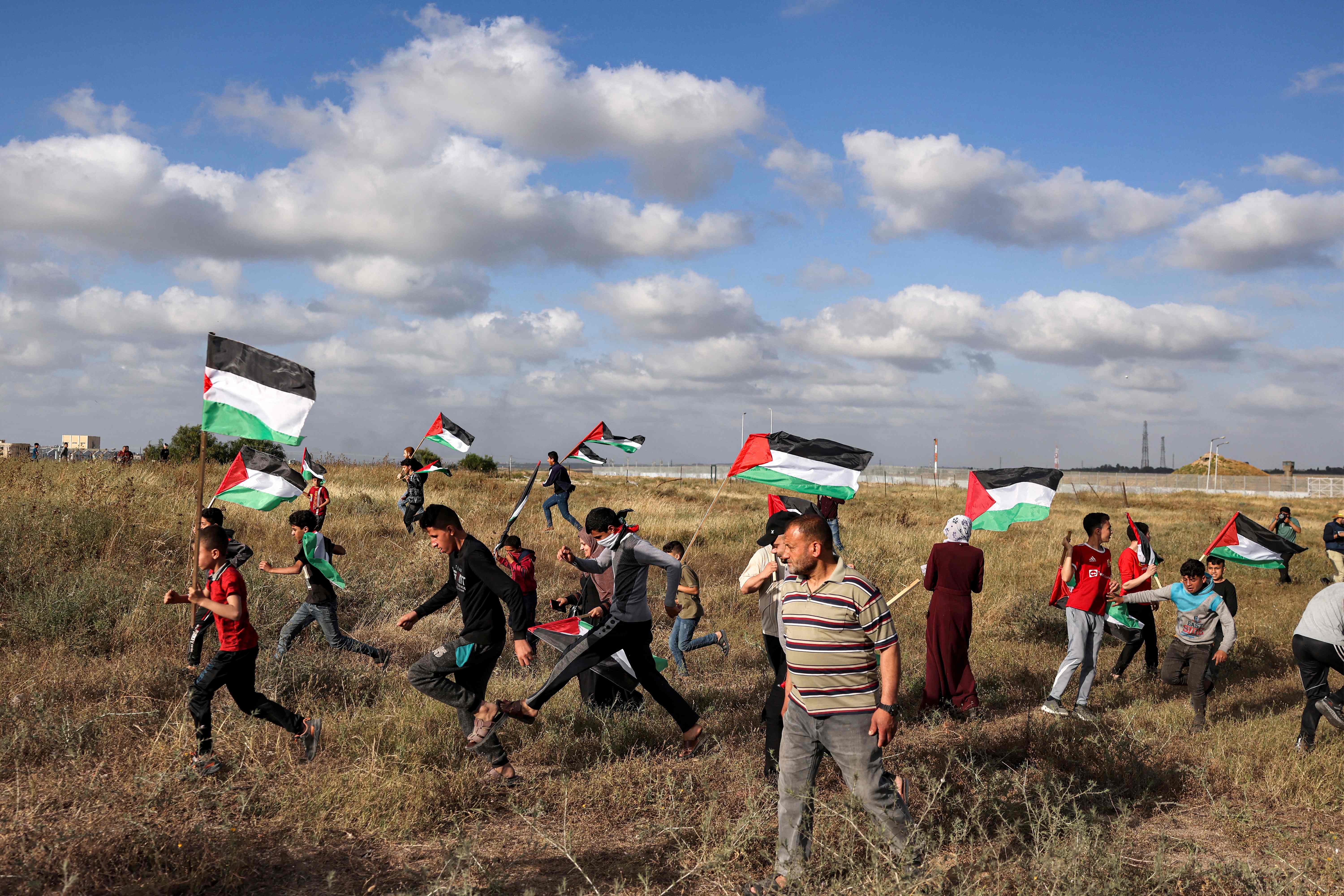 الاحتلال يقمع مسيرة رفع العلم الفلسطيني شرق غزة .. تصوير: "الفرنسية"
