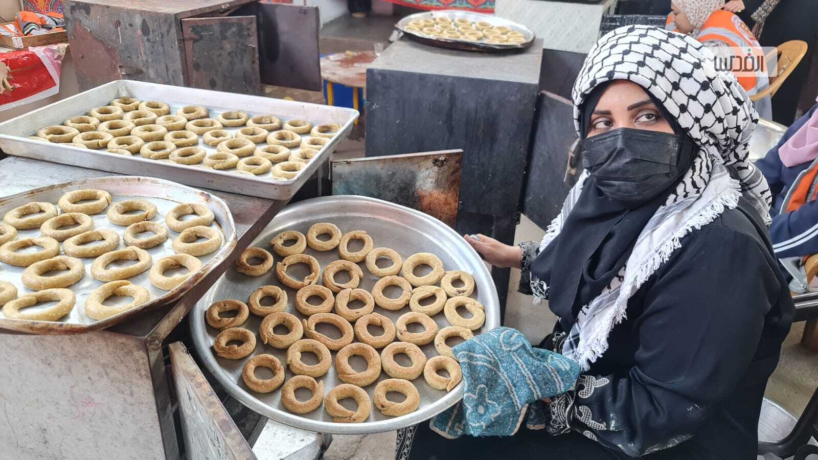 مبادرة مجتمعية لتوزيع الكعك على العوائل الفقيرة برفح جنوب قطاع غزة .. عدسة "القدس" دوت كوم