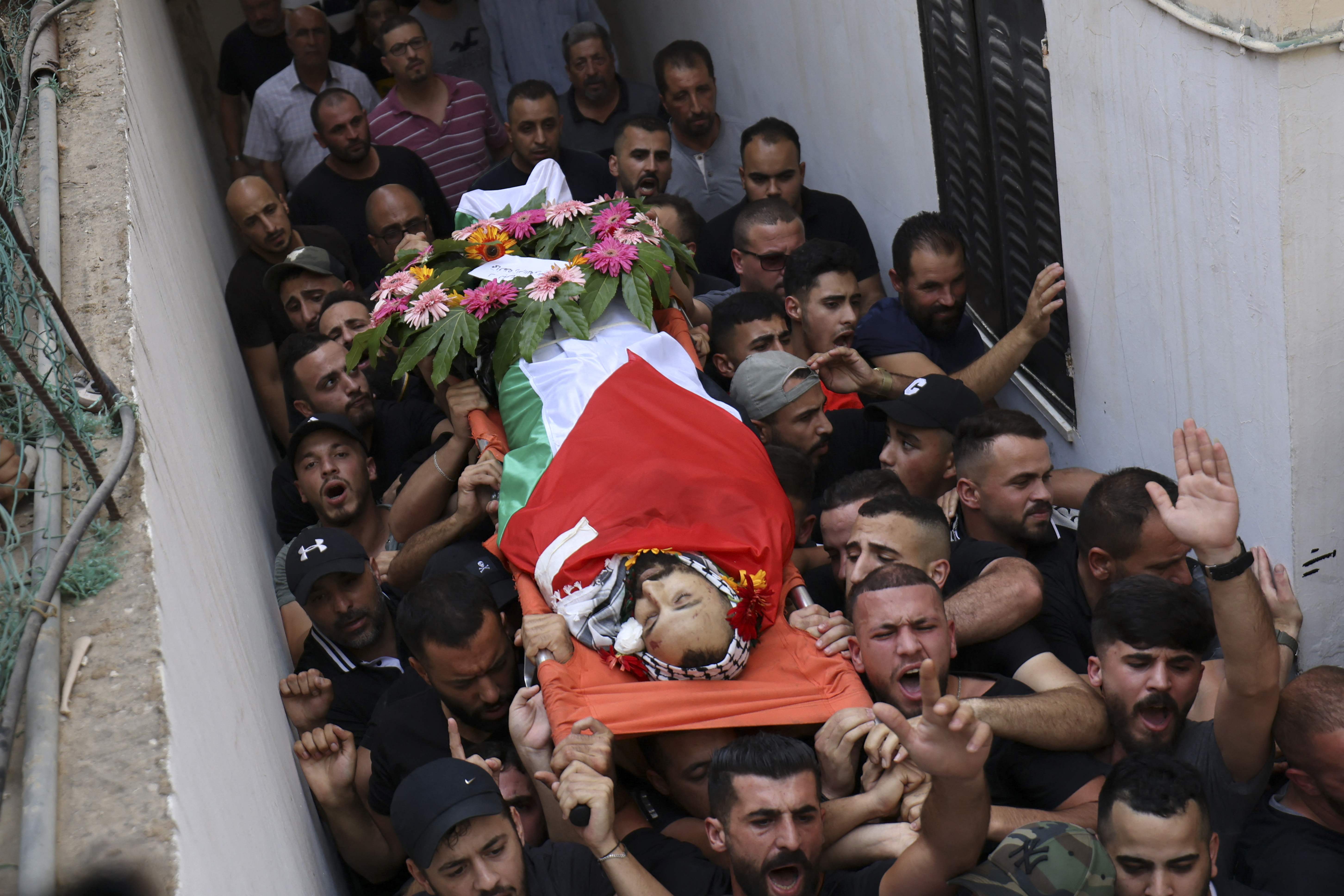 من تشييع الشهيد يزن عفانة في مخيم قلنديا .. تصوير: "الفرنسية"