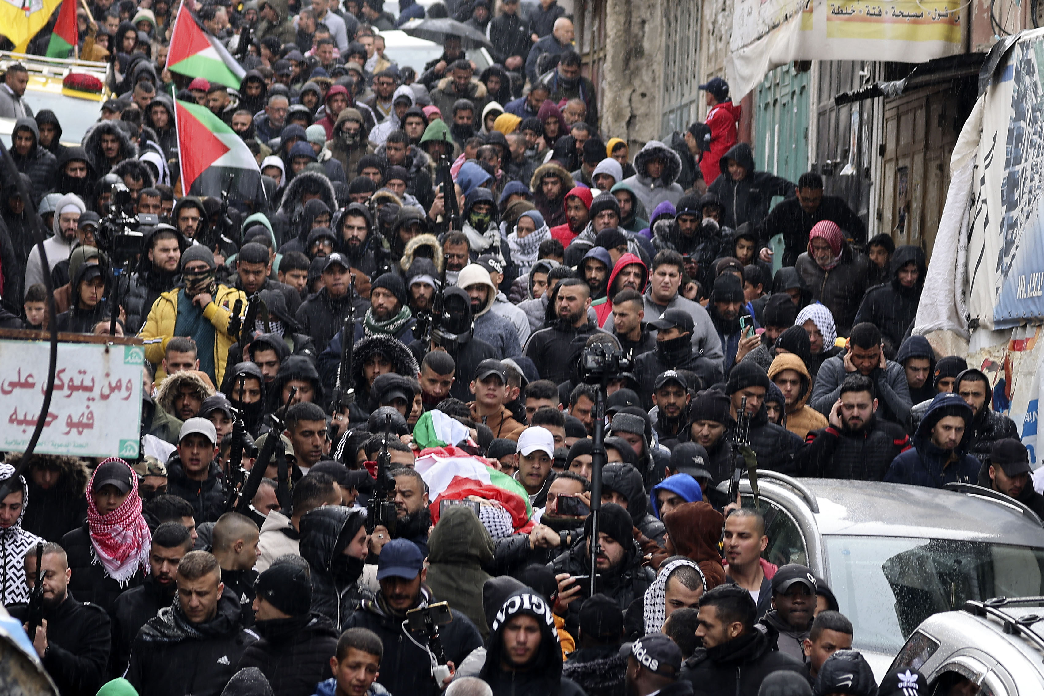 من تشييع الشهيد حمزة الأشقر في نابلس .. تصوير: "الفرنسية"