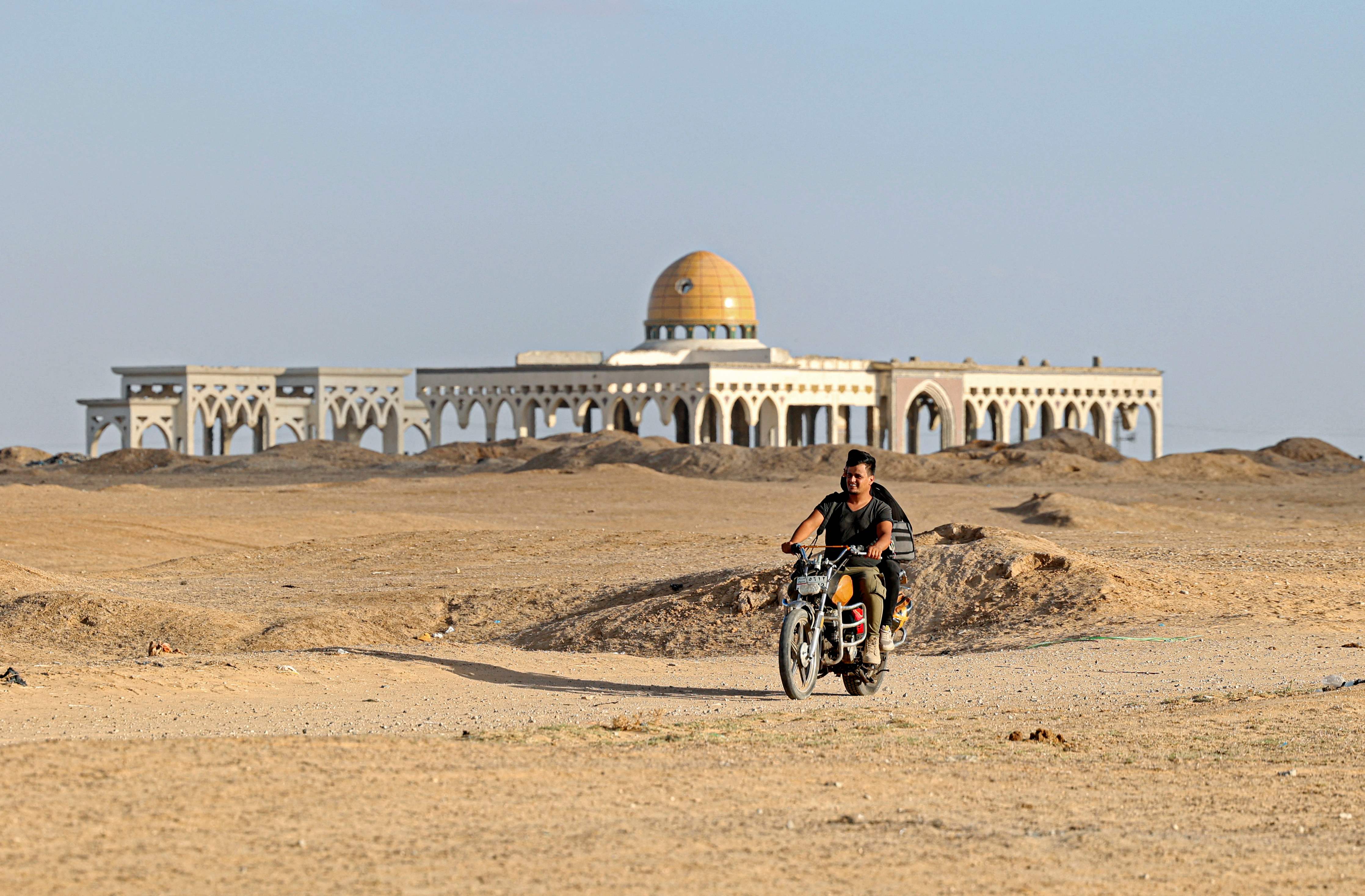 حياة سكان رفح بالقرب من مطار غزة الدولي المدمر .. تصوير: "الفرنسية"