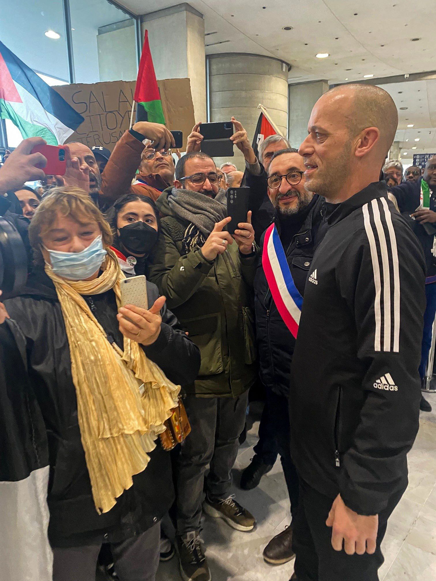 وصول المبعد صلاح الحموري إلى باريس .. تصوير: "الفرنسية"
