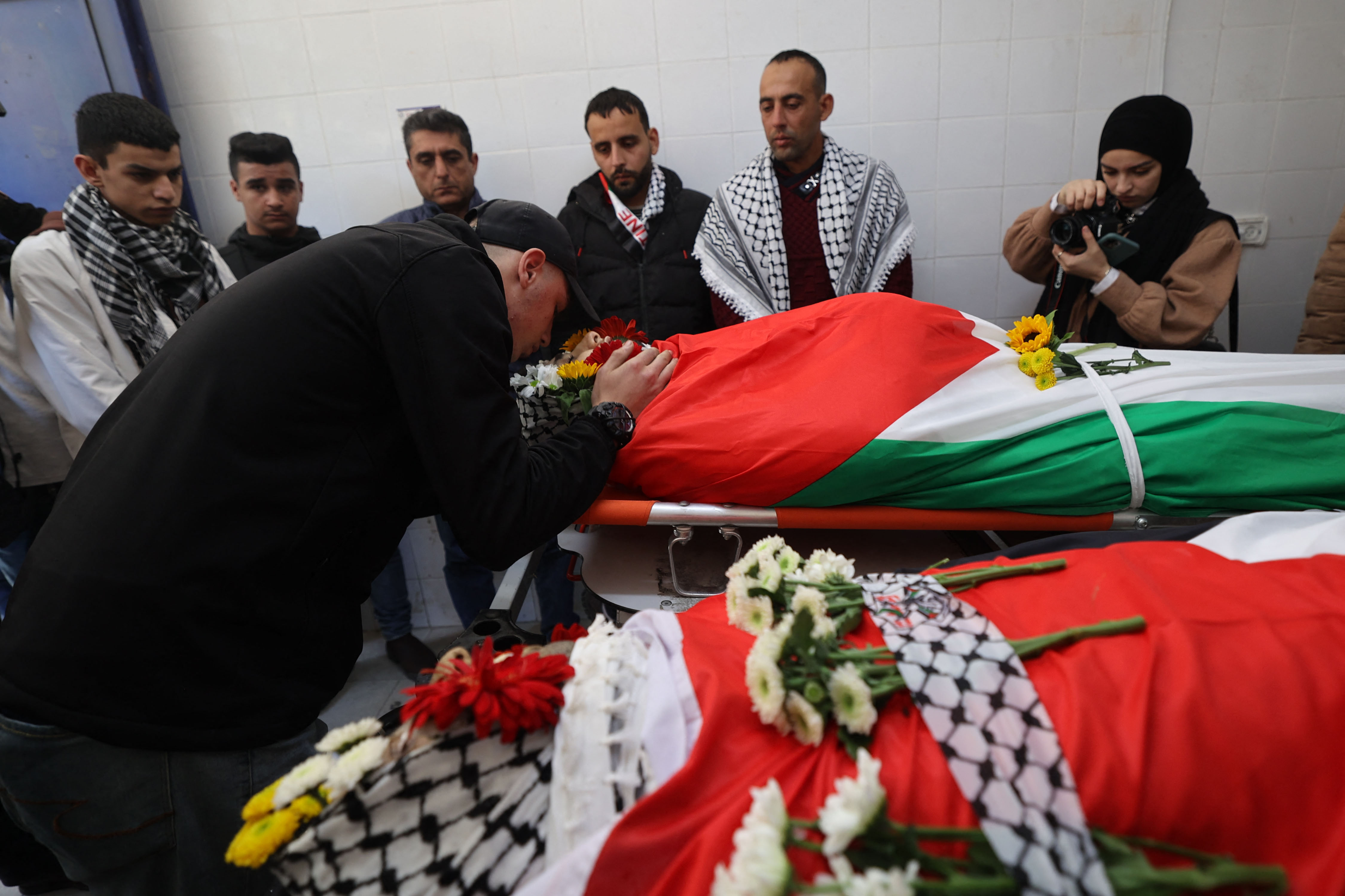 من وداع الشهيدين يزن خصيب وسفيان الخواجا .. تصوير: "الفرنسية"