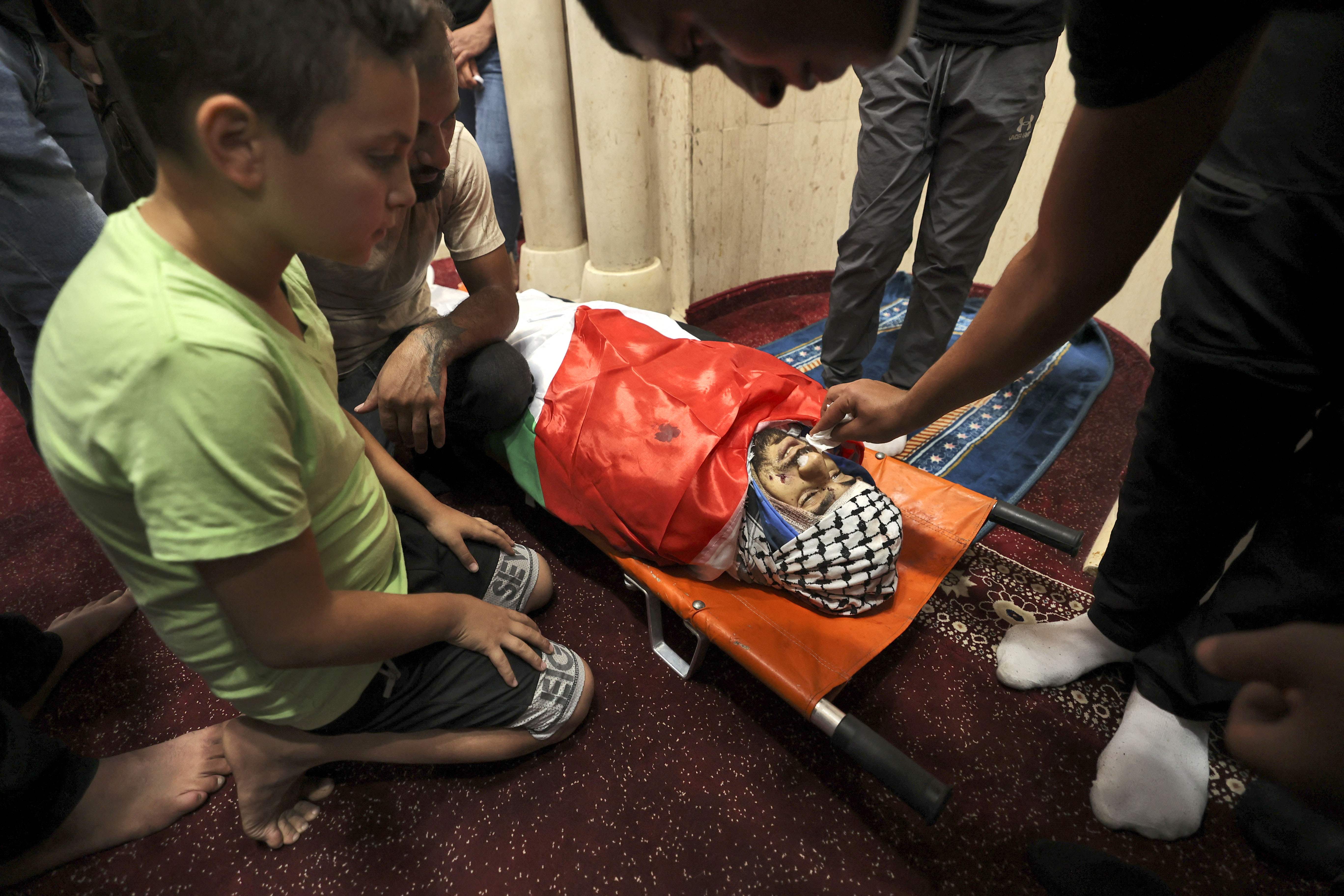 وداع مؤثر لعائلة الشهيد محمد شحام في قلنديا بالقدس المحتلة .. تصوير: "الفرنسية"