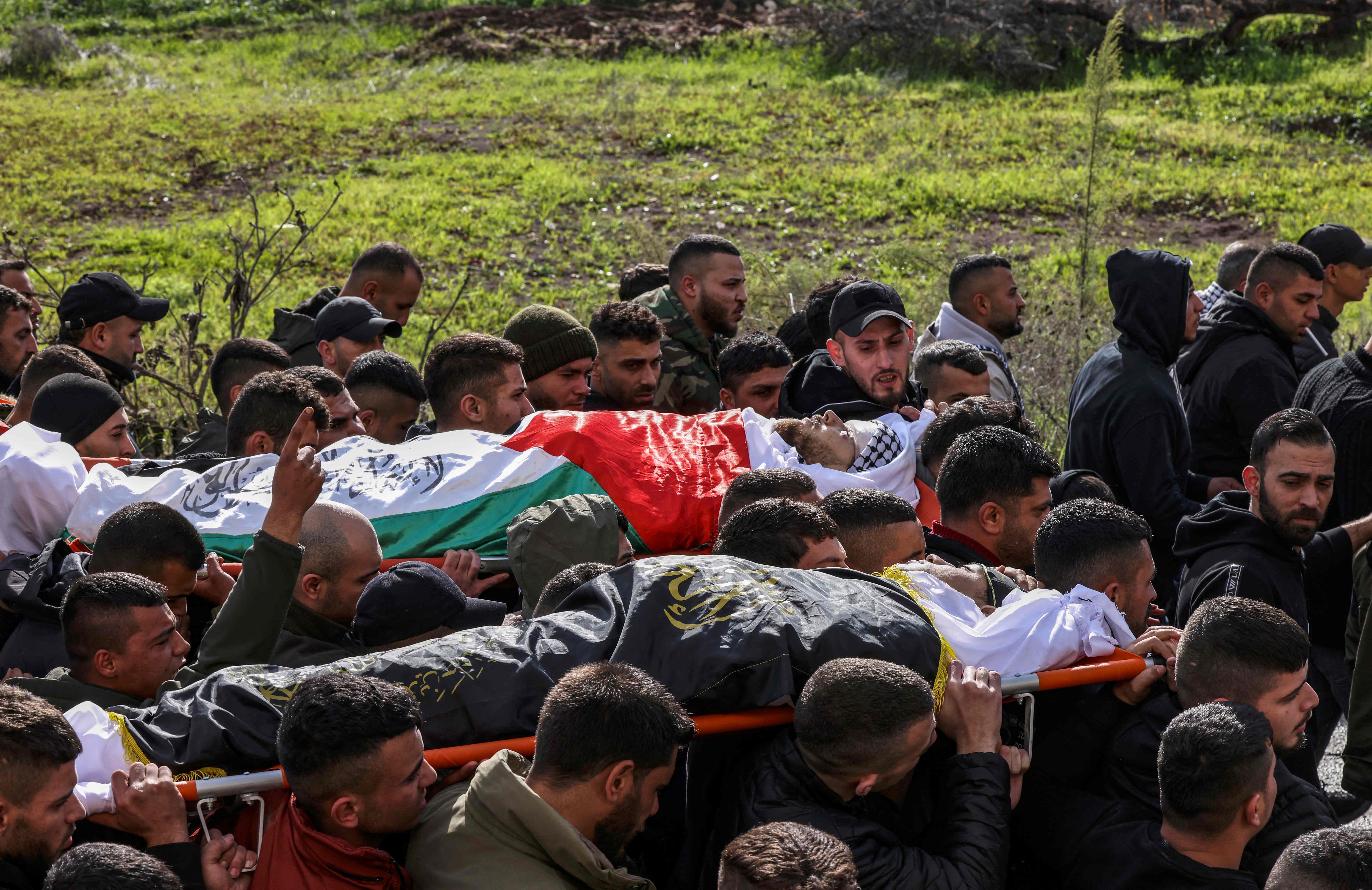 من تشييع جثماني الشهيدين حبيب كميل وعبد الهادي نزال في قباطية جنوب جنين .. تصوير: "الفرنسية"