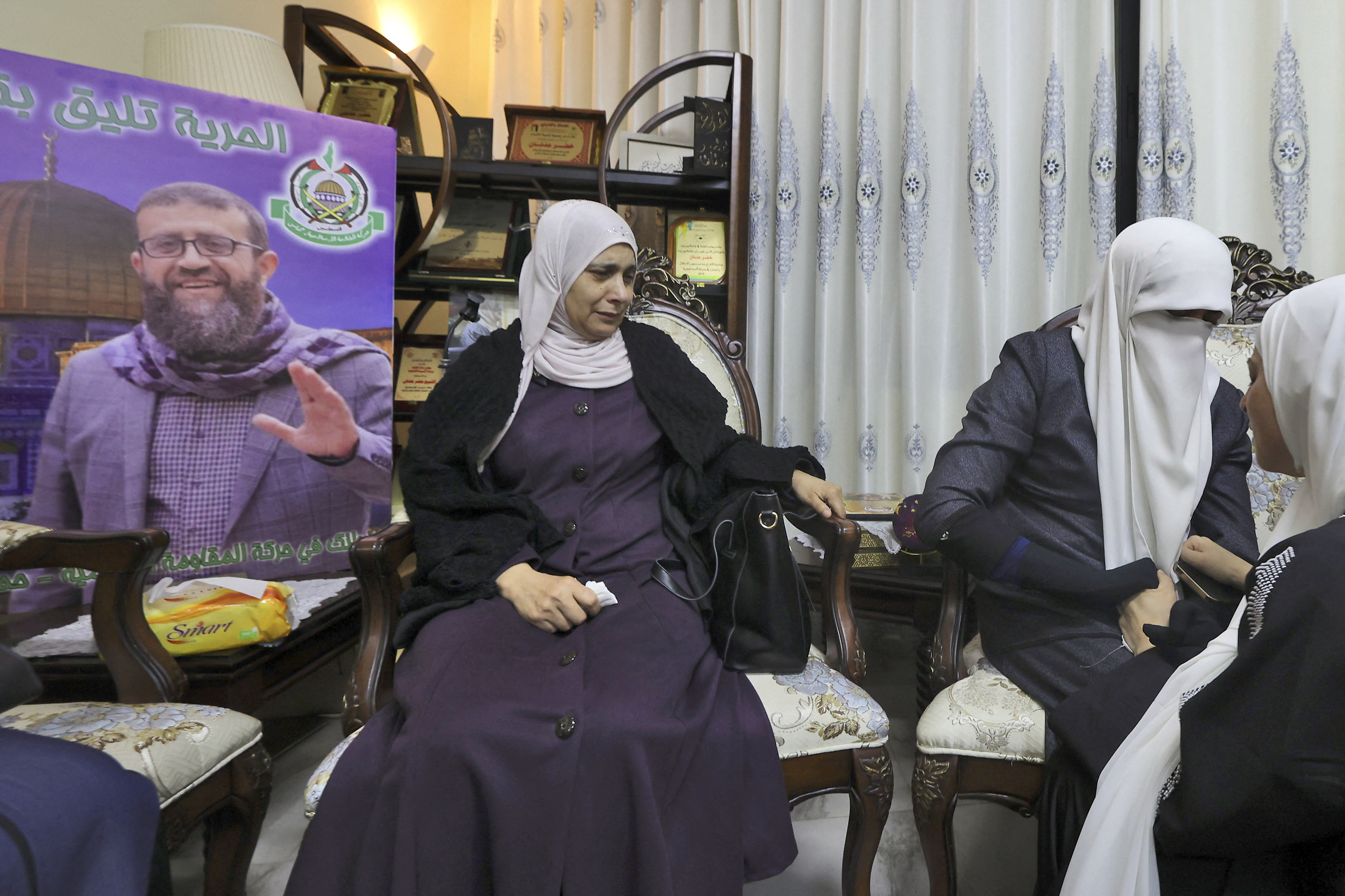 من منزل الشيخ خضر عدنان بعد الإعلان عن استشهاده في سجون الاحتلال .. تصوير: "الفرنسية"