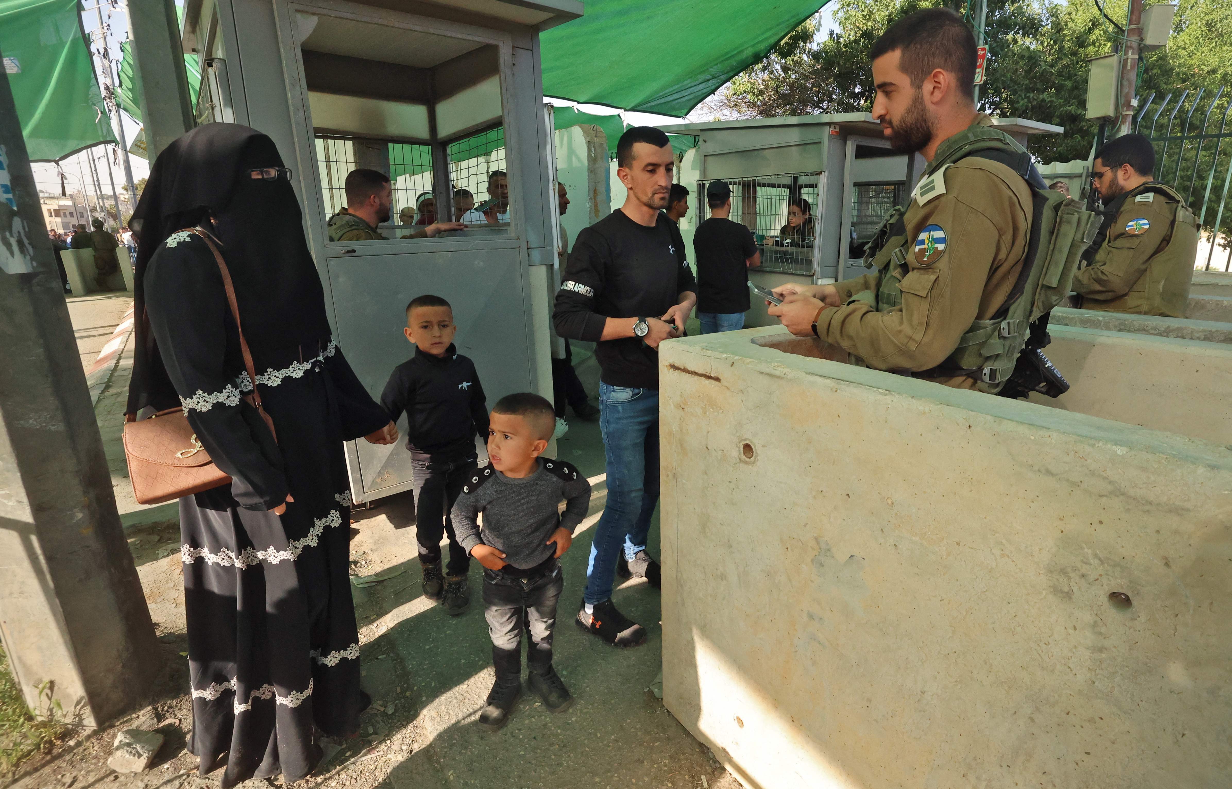 فلسطينيون على حواجز الضفة بانتظار السماح لهم بالوصول للأقصى .. تصوير: "الفرنسية"