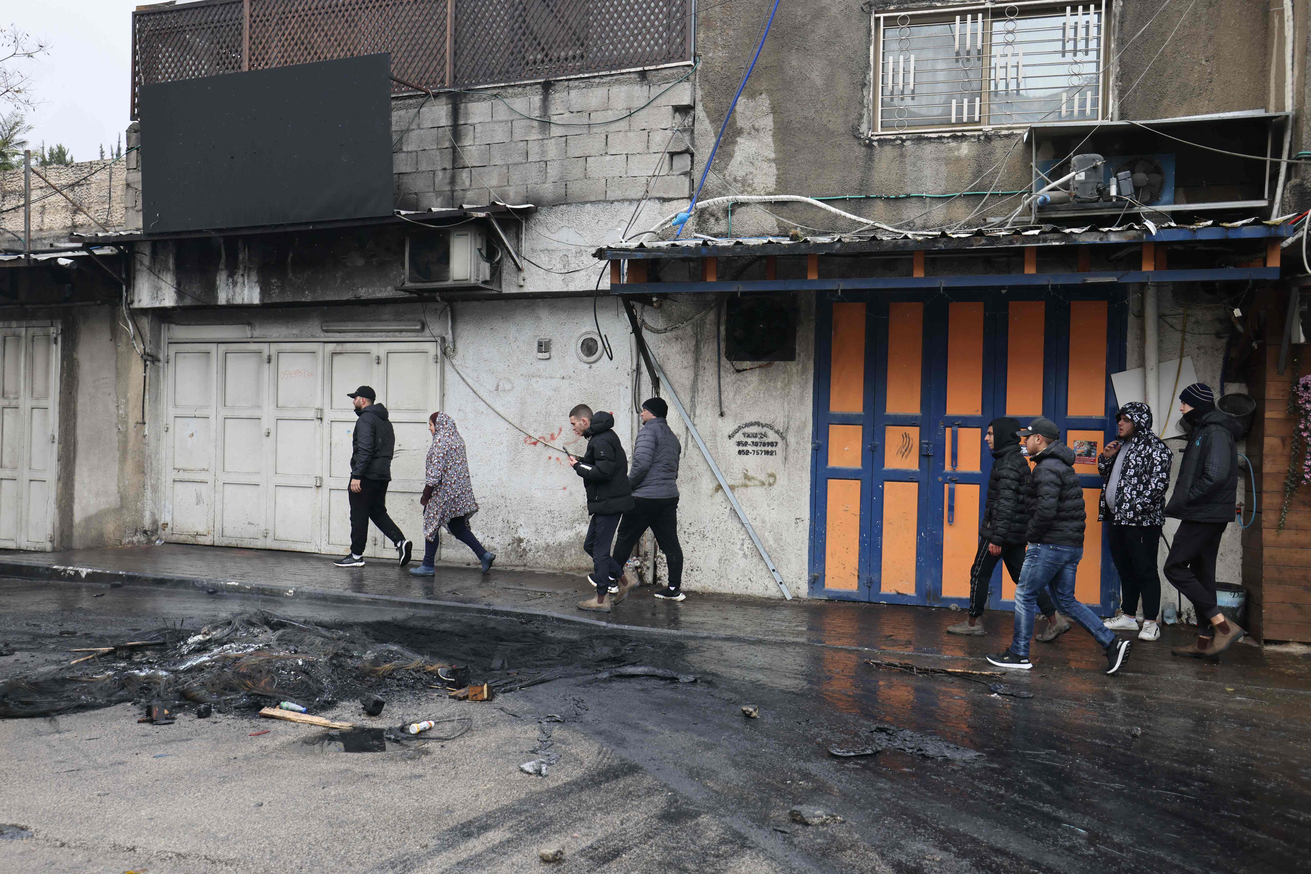 إضراب شامل وإغلاق طرق في جبل المكبر جنوب القدس المحتلة لمنع عمليات هدم المنازل .. تصوير: "الفرنسية"