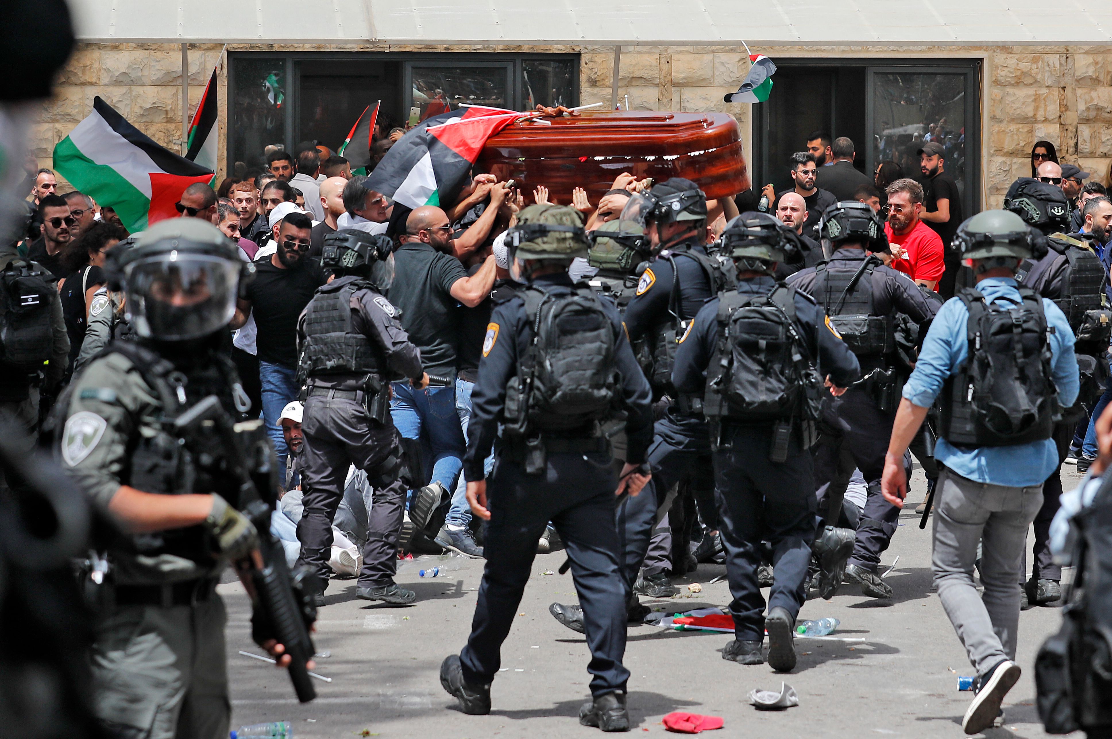 الاحتلال يهاجم المشاركين في تشييع جثمان الزميلة أبو عاقلة في القدس .. تصوير: "الفرنسية"